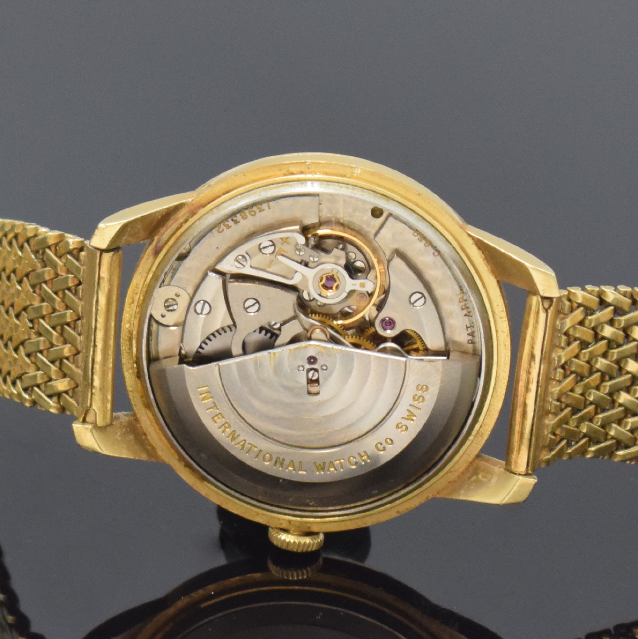 Detail f: IWC Herrenarmbanduhr in GG 750/000, Schweiz um 1957, Automatik, 3-teil. Geh., neutr. GG 750/000 Gliederband, Boden und Glasrand aufgedr., silb. ...