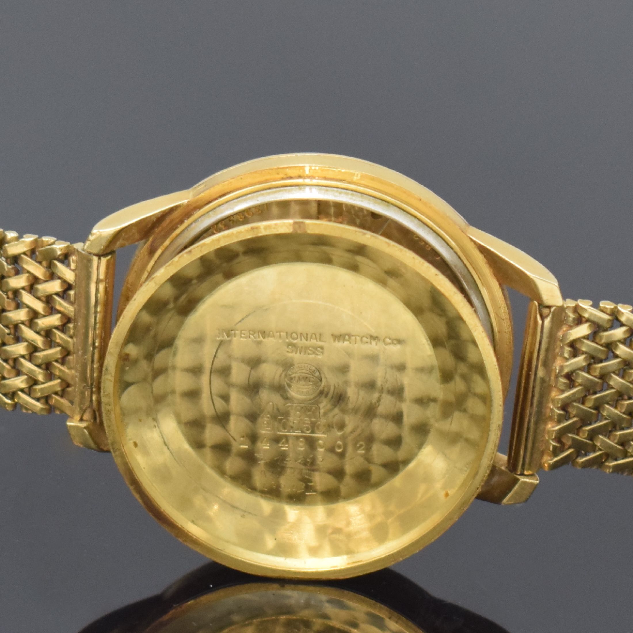 Detail g: IWC Herrenarmbanduhr in GG 750/000, Schweiz um 1957, Automatik, 3-teil. Geh., neutr. GG 750/000 Gliederband, Boden und Glasrand aufgedr., silb. ...