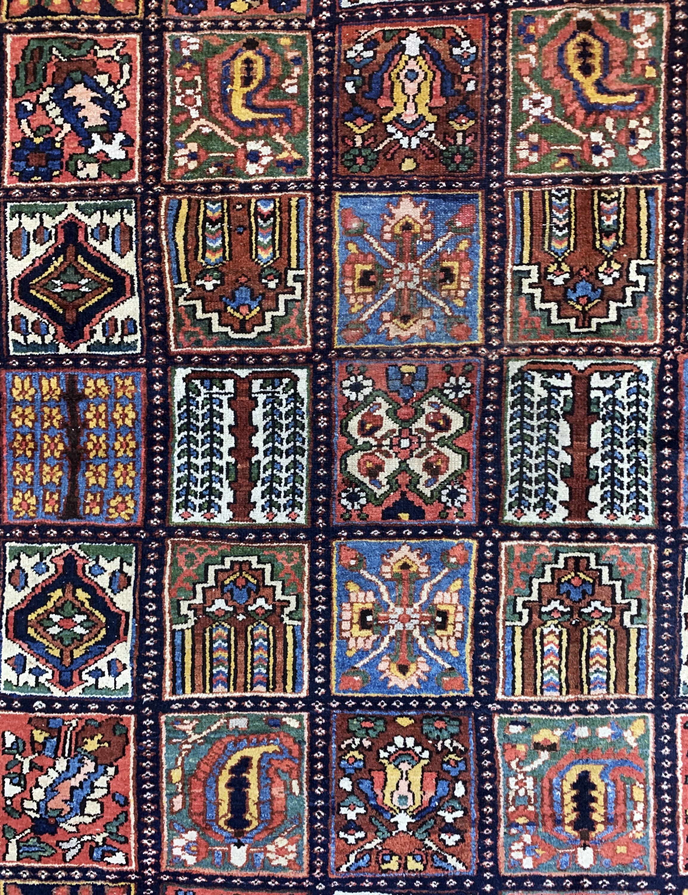 Detail c: Felder-Bachtiar alt, Persien, Mitte 20.Jhd,Wolle auf Baumwolle, ca. 450 x 350 cm, EHZ: 2