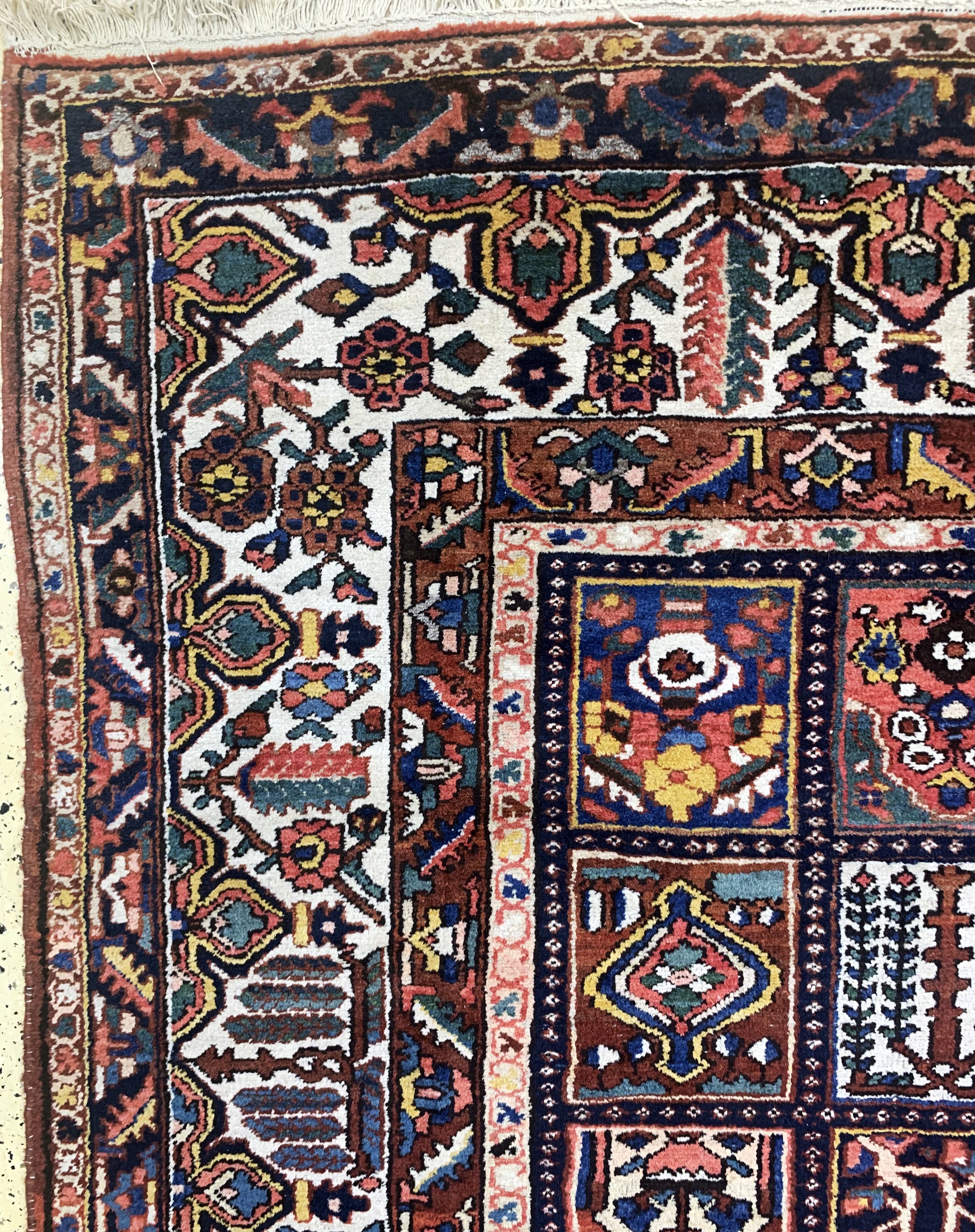 Detail d: Felder-Bachtiar alt, Persien, Mitte 20.Jhd,Wolle auf Baumwolle, ca. 450 x 350 cm, EHZ: 2