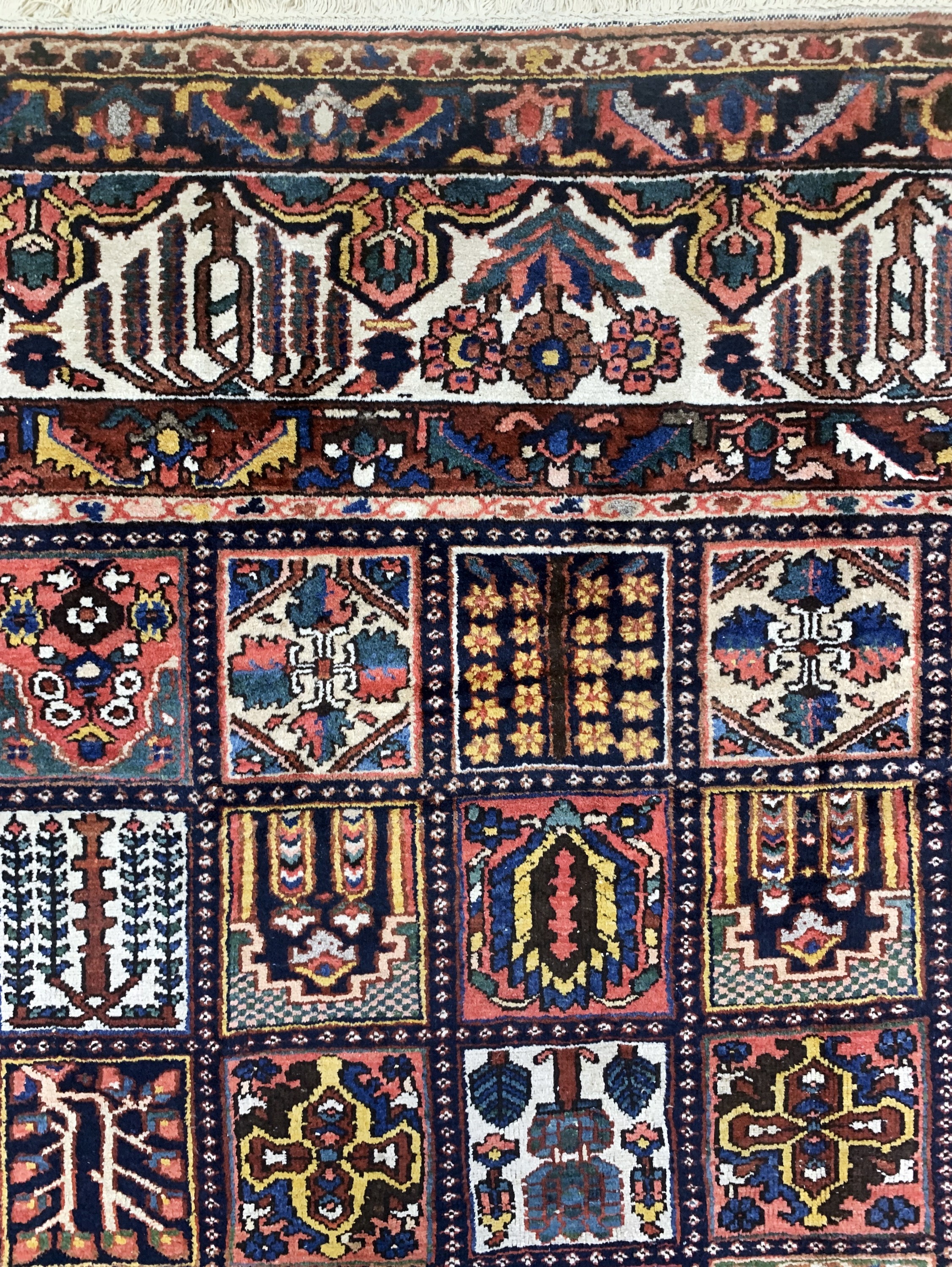 Detail e: Felder-Bachtiar alt, Persien, Mitte 20.Jhd,Wolle auf Baumwolle, ca. 450 x 350 cm, EHZ: 2