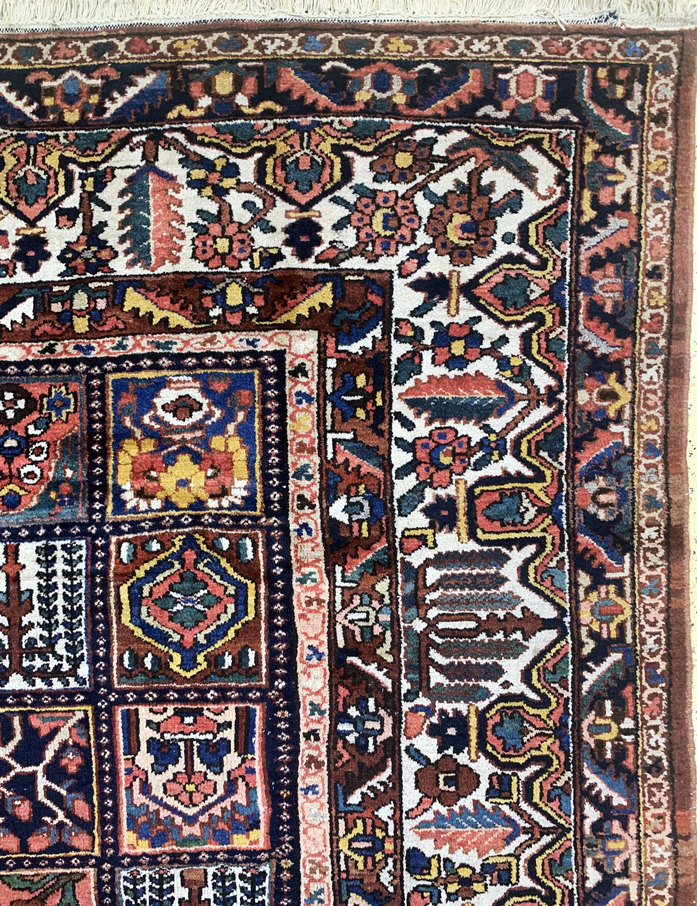 Detail f: Felder-Bachtiar alt, Persien, Mitte 20.Jhd,Wolle auf Baumwolle, ca. 450 x 350 cm, EHZ: 2