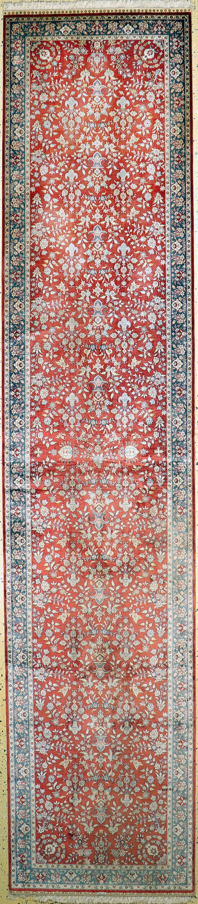 Hereke Seide fein, China, ca. 40 Jahre, reine Naturseide, ca. 368 x 79 cm, ca. 1,0 Mio. Kn/qm, Reinigungsbedürftig, EHZ: 2
