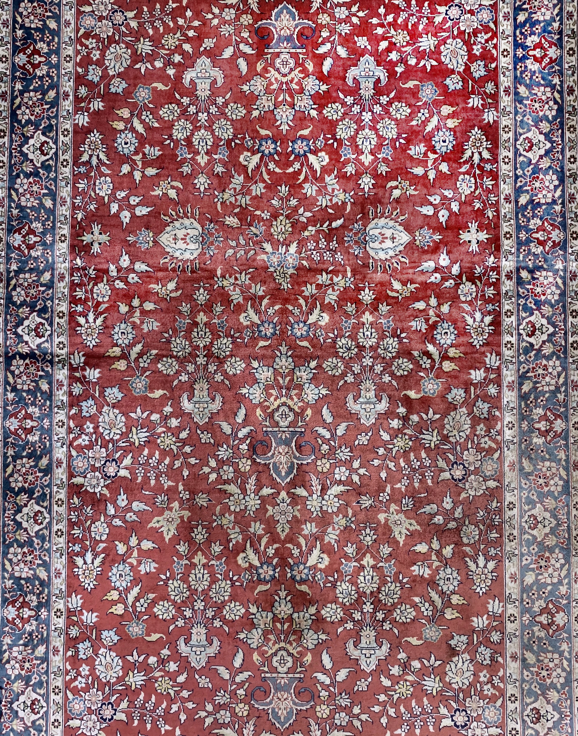 Detail b: Hereke Seide fein, China, ca. 40 Jahre, reine Naturseide, ca. 368 x 79 cm, ca. 1,0 Mio. Kn/qm, Reinigungsbedürftig, EHZ: 2