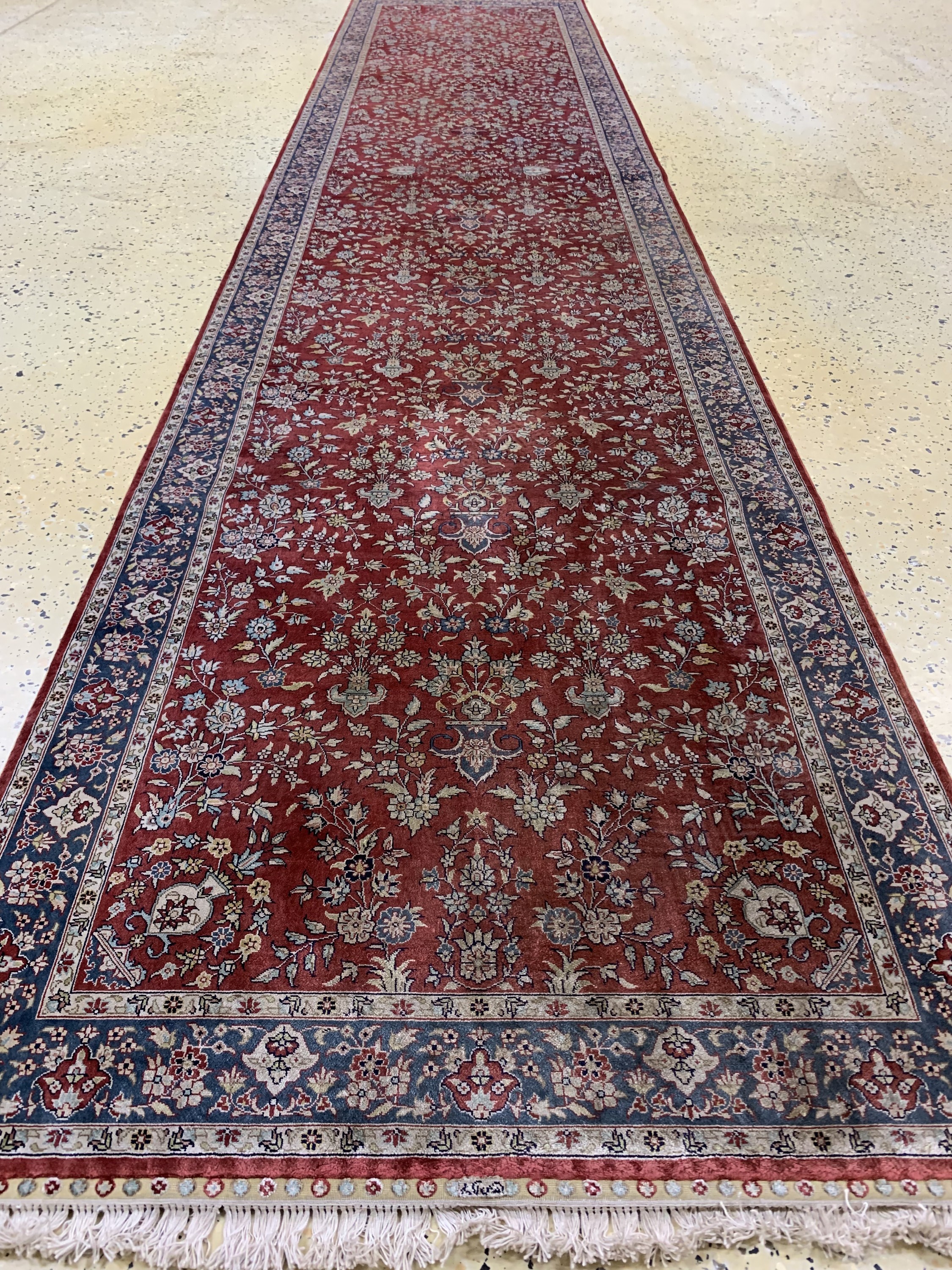 Detail d: Hereke Seide fein, China, ca. 40 Jahre, reine Naturseide, ca. 368 x 79 cm, ca. 1,0 Mio. Kn/qm, Reinigungsbedürftig, EHZ: 2