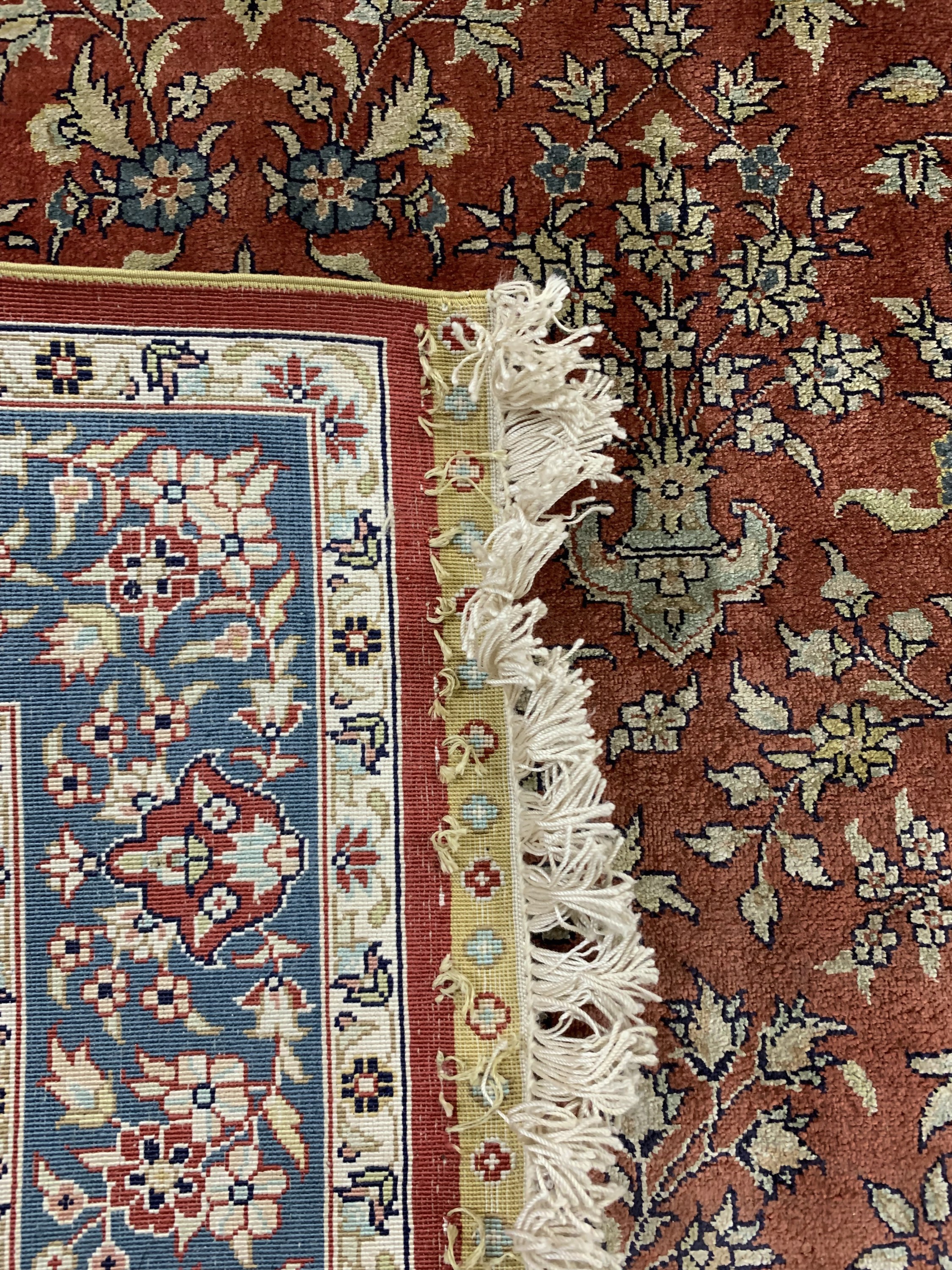 Detail e: Hereke Seide fein, China, ca. 40 Jahre, reine Naturseide, ca. 368 x 79 cm, ca. 1,0 Mio. Kn/qm, Reinigungsbedürftig, EHZ: 2