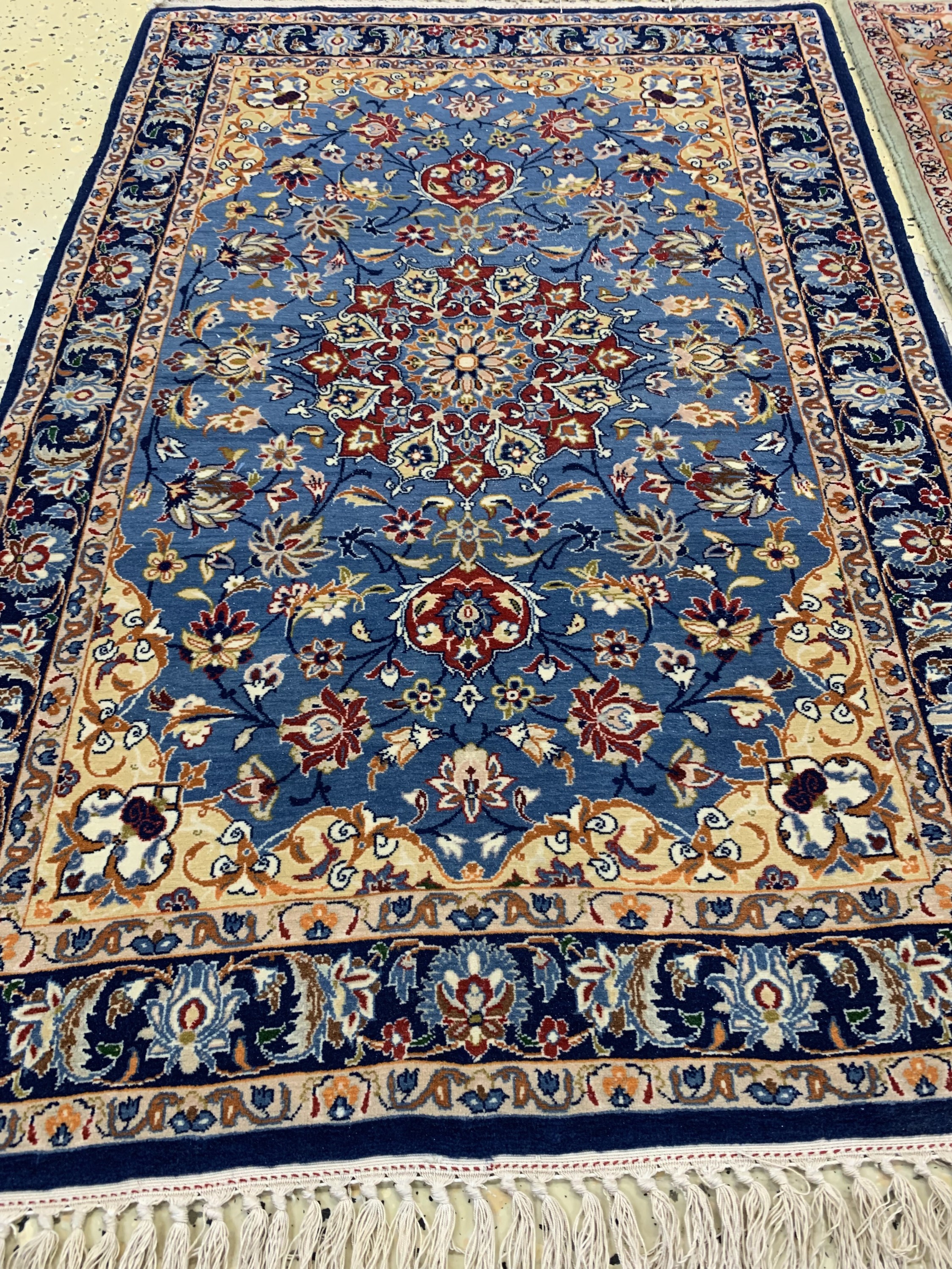 Detail b: 1 Paar Esfahan fein, Persien, um 1960, Korkwolle auf Seide, ca. 105 x 68 cm, ca. 1,0 Mio. Kn/qm, EHZ: 1-2(Abrasch)