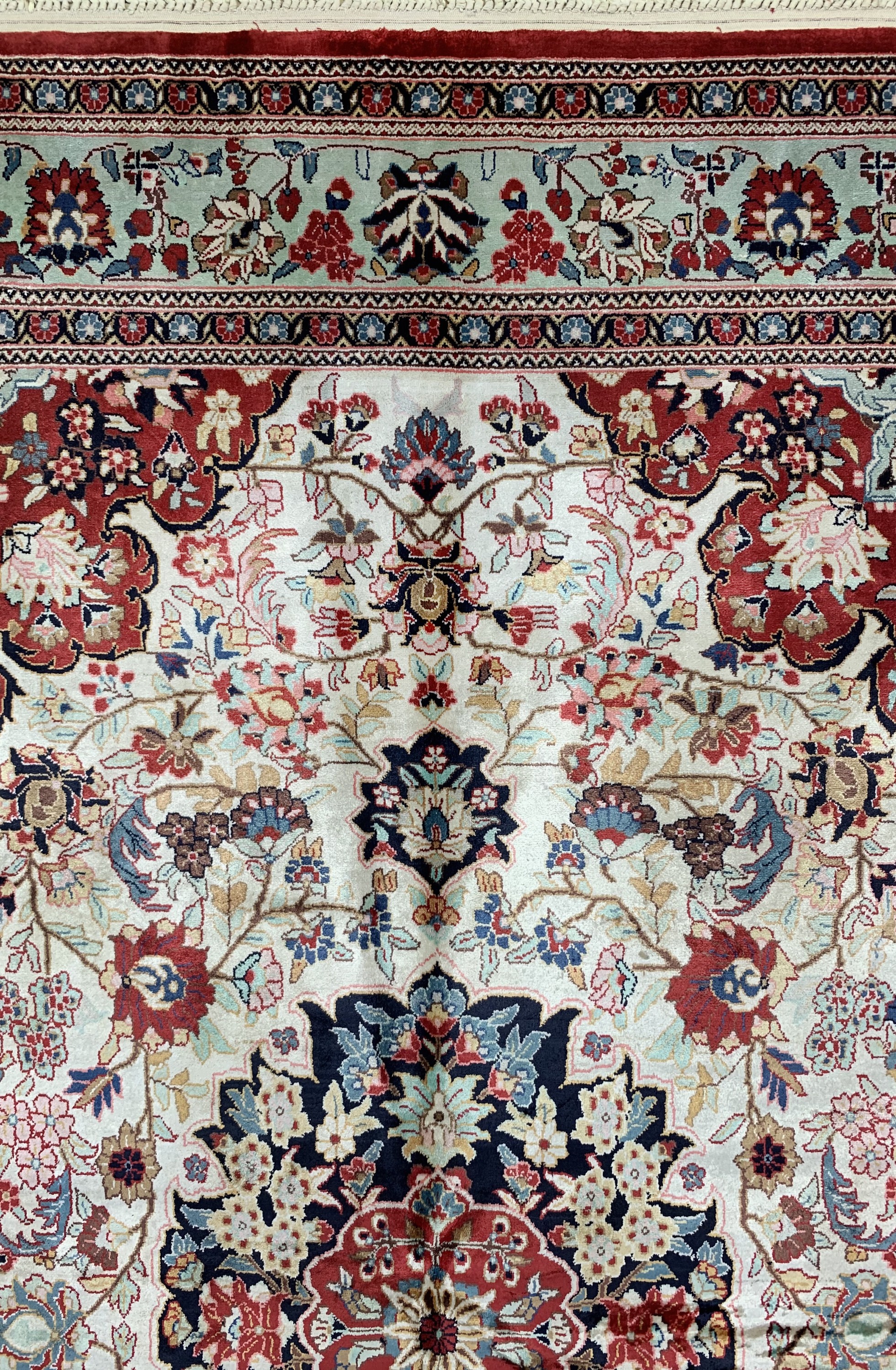 Detail c: China Seide, ca. 40 Jahre, Seide auf Baumwolle, ca. 208 x 136 cm, EHZ: 2