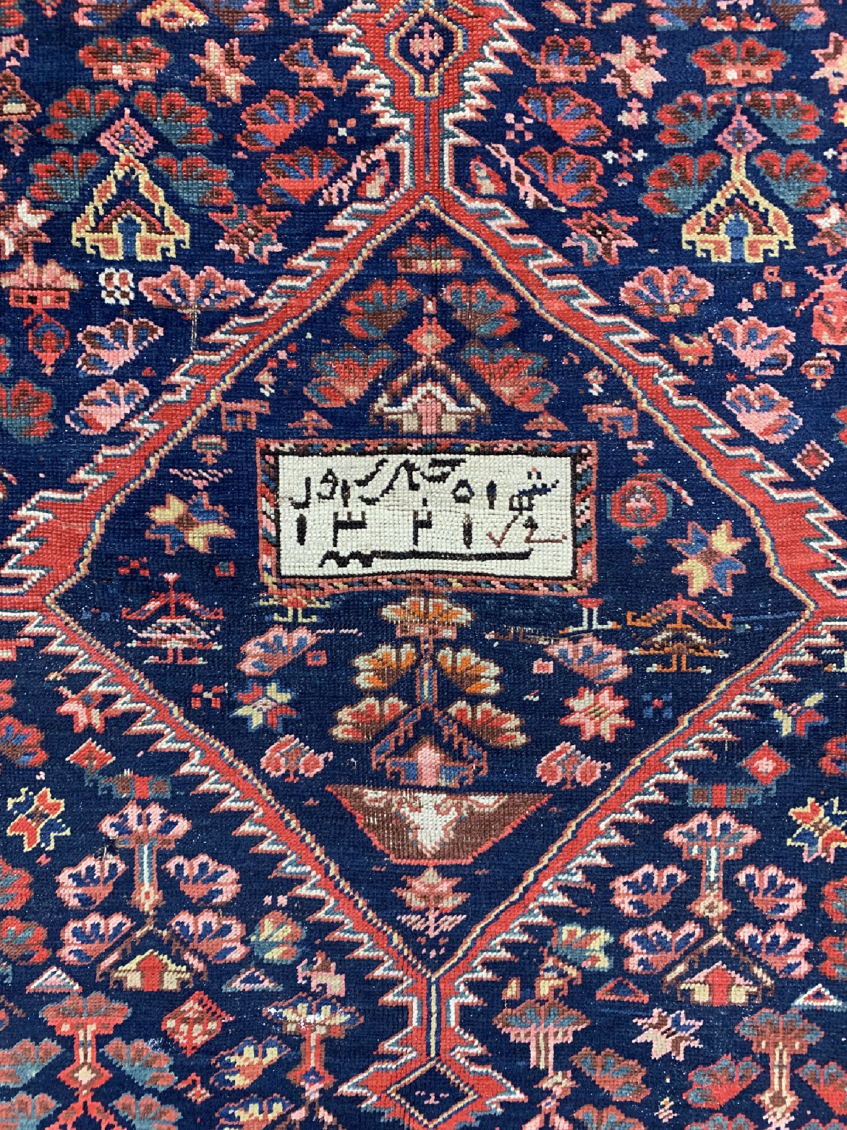 Detail c: Khamseh antik, Persien, datiert 1321(1900),Wolle auf Wolle, ca. 155 x 148 cm, EHZ: 3