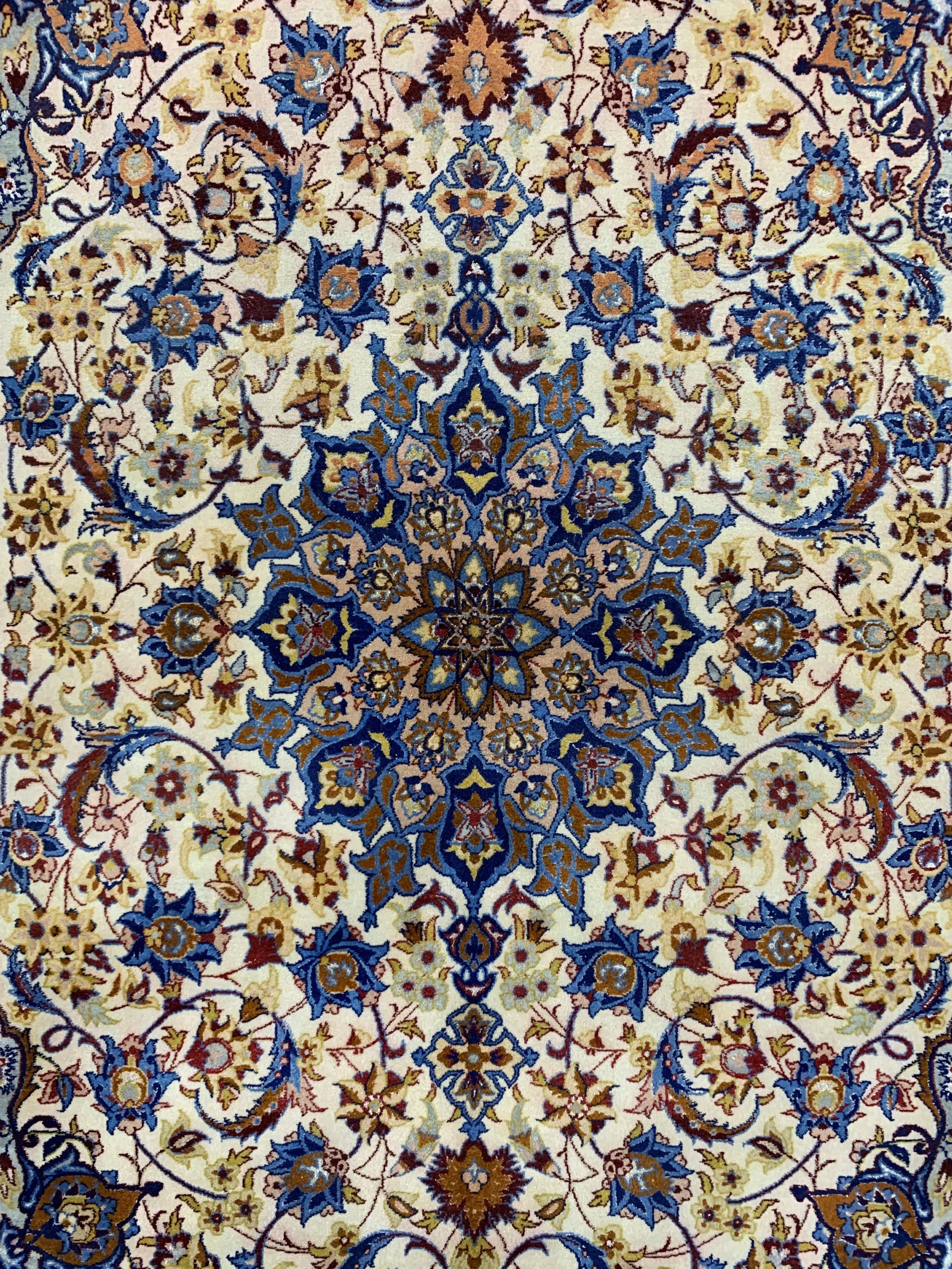 Detail b: Esfahan fein, Persien, um 1950, Korkwolle mit und auf Seide, ca. 168 x 107 cm, ca. 1,0 Mio. Kn/qm, Reinigungsbedürftig, EHZ: 2