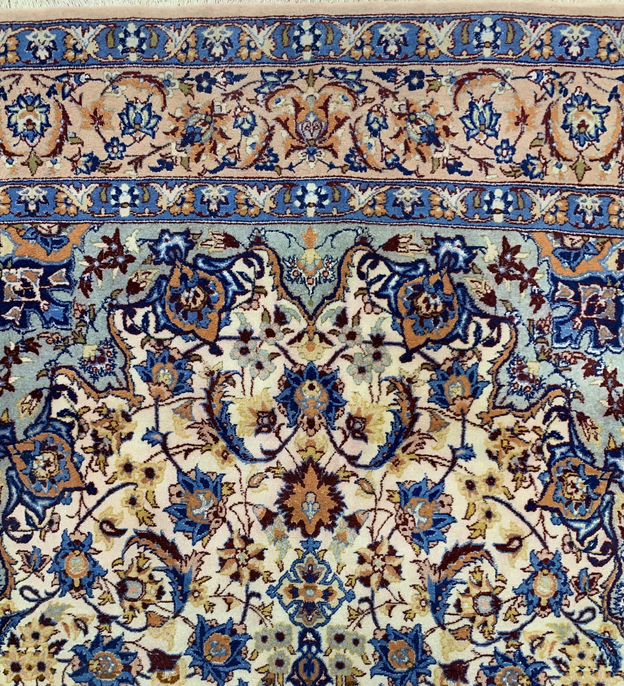 Detail c: Esfahan fein, Persien, um 1950, Korkwolle mit und auf Seide, ca. 168 x 107 cm, ca. 1,0 Mio. Kn/qm, Reinigungsbedürftig, EHZ: 2