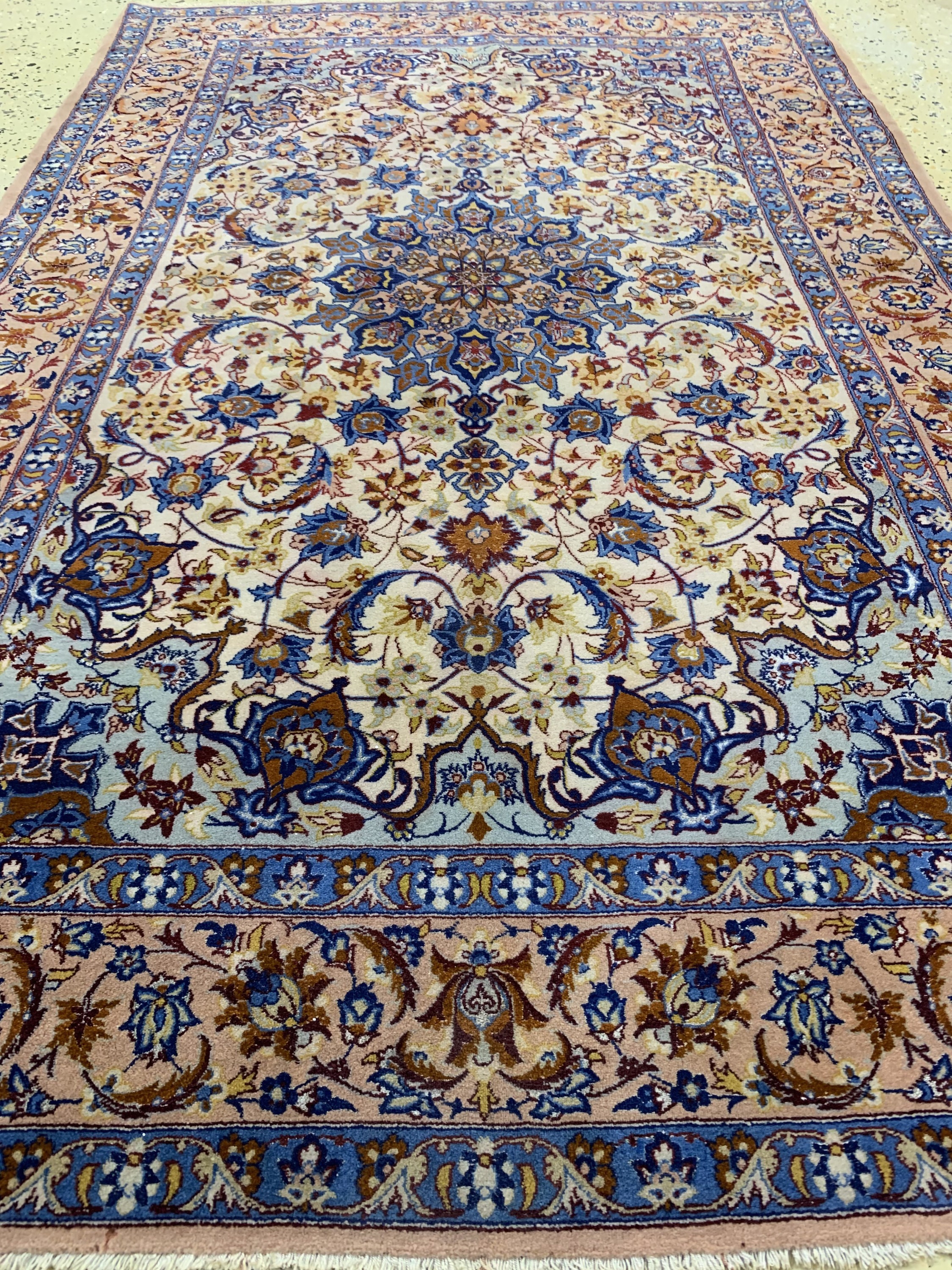Detail d: Esfahan fein, Persien, um 1950, Korkwolle mit und auf Seide, ca. 168 x 107 cm, ca. 1,0 Mio. Kn/qm, Reinigungsbedürftig, EHZ: 2