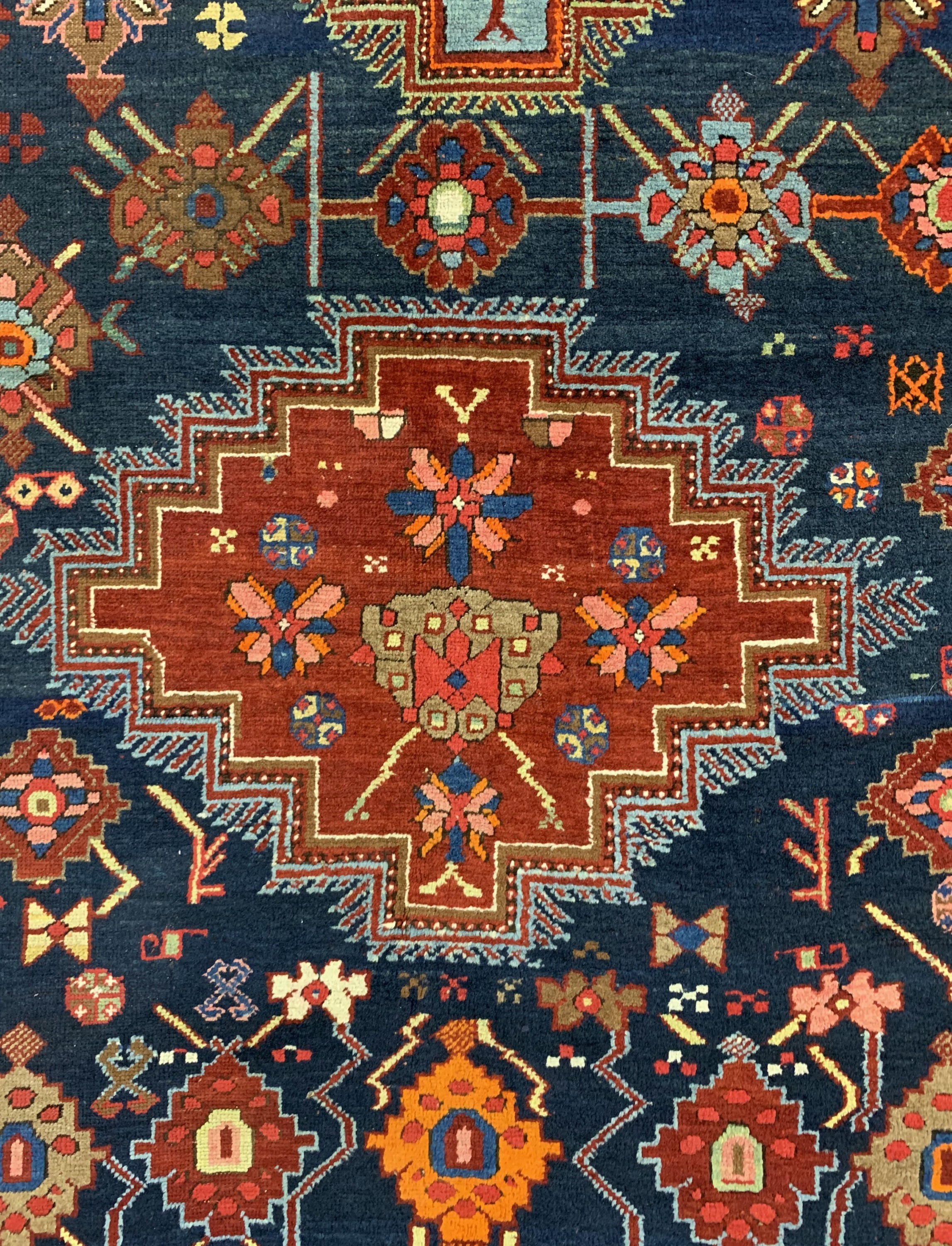 Detail b: Antiker Kazak, Kaukasus, um 1900, Wolle aufWolle, ca. 356 x 160 cm, EHZ: 3