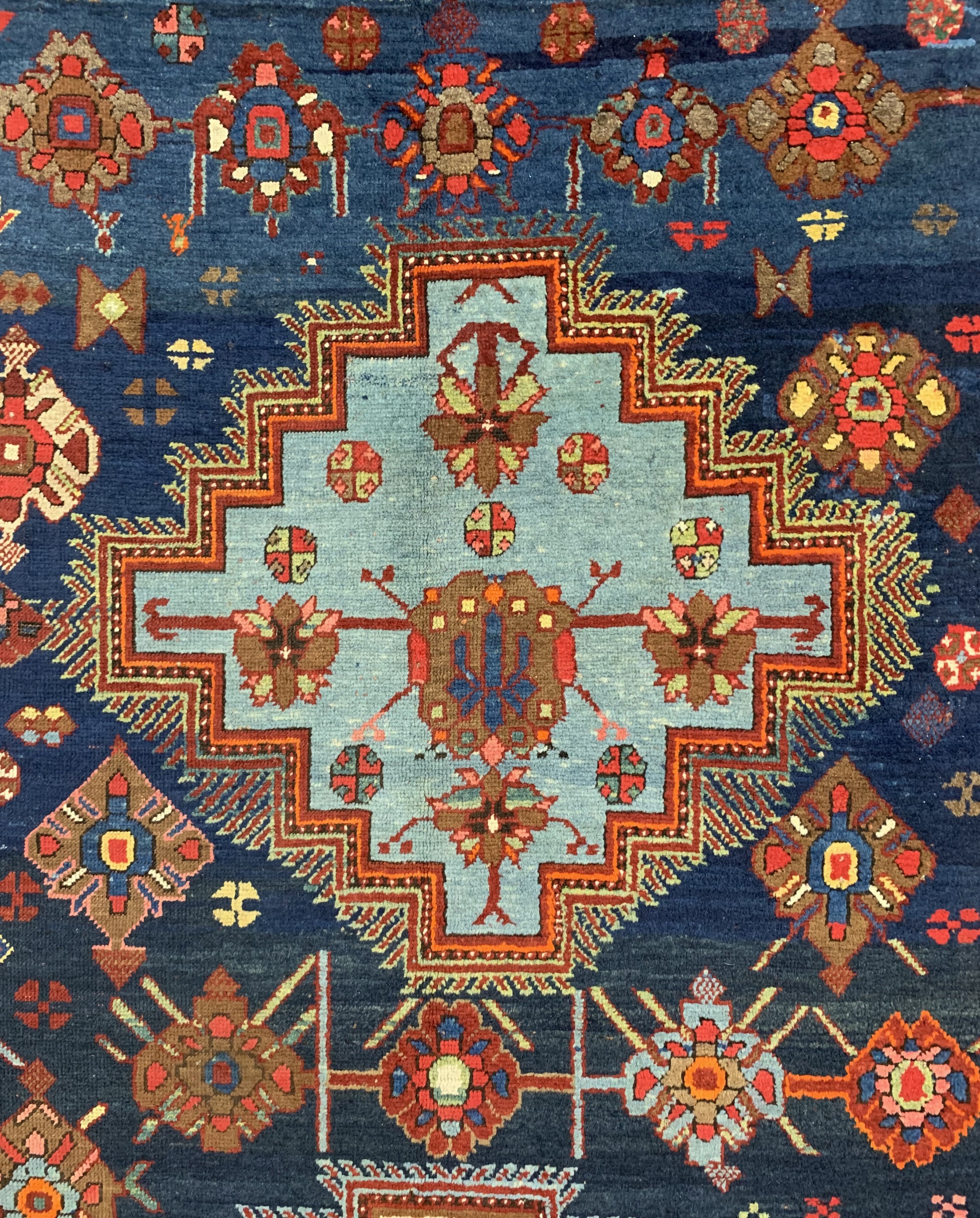 Detail c: Antiker Kazak, Kaukasus, um 1900, Wolle aufWolle, ca. 356 x 160 cm, EHZ: 3