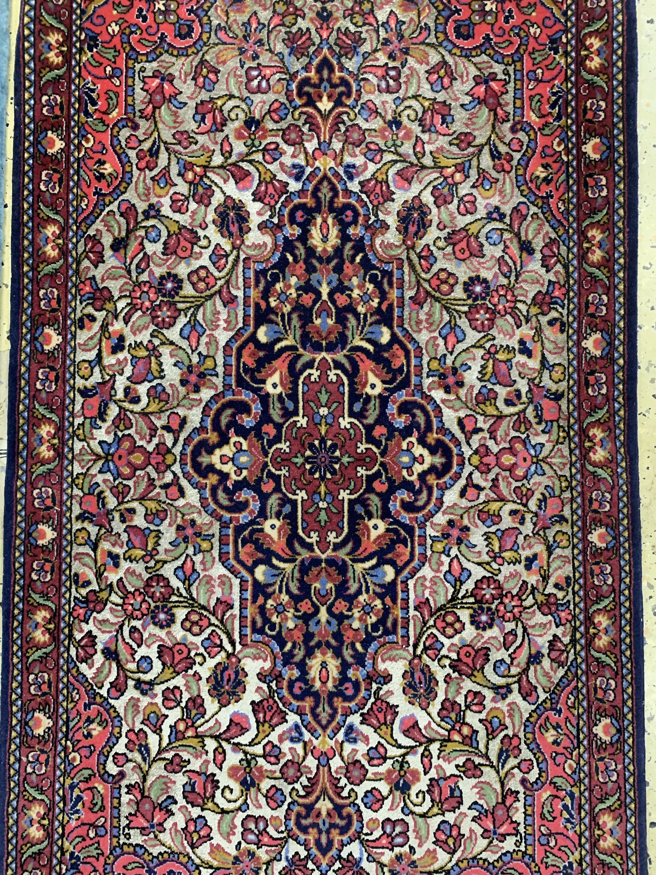 Detail d: Konvolut aus Ghom Kork(Seidengrund), ca, 140 x 73 cm, Sarogh, Persien, ca. 50 Jahre, Kork wolle auf Baumwolle, ca. 136 x 72 cm, EHZ: 2