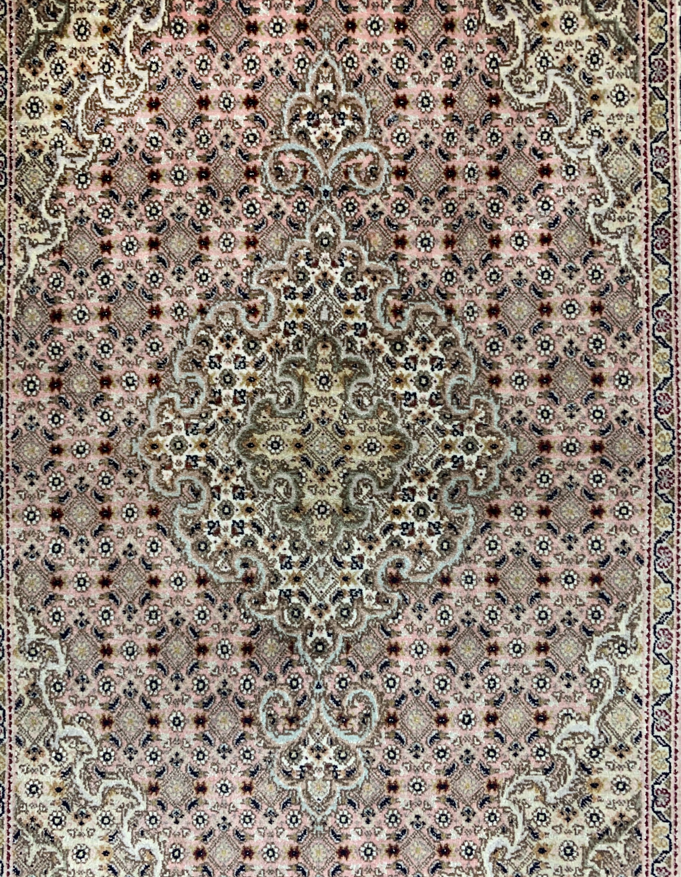 Detail d: Konvolut aus Täbriz fein, Persien, ca. 50 Jahre, Korkwolle mit Seide, ca. 121 x 80 cm, Keschan alt, Persien, Wolle auf Baumwolle, ca. 103 x 70 cm, ...