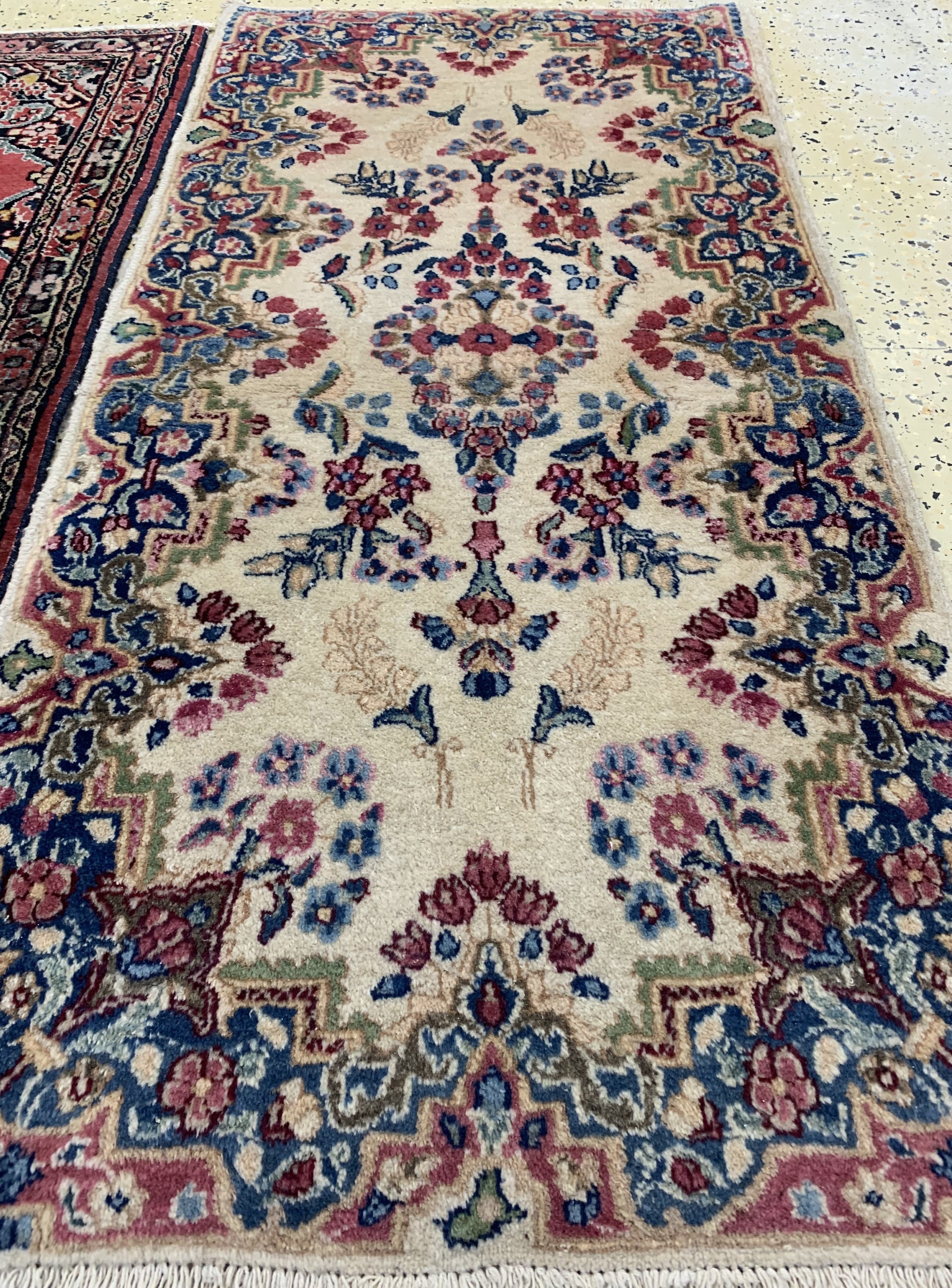 Detail c: Konvolut Sarogh & Kerman, Persien, um 1950, Wolle auf Baumwolle, ca. 120 x 60 cm, EHZ: 2