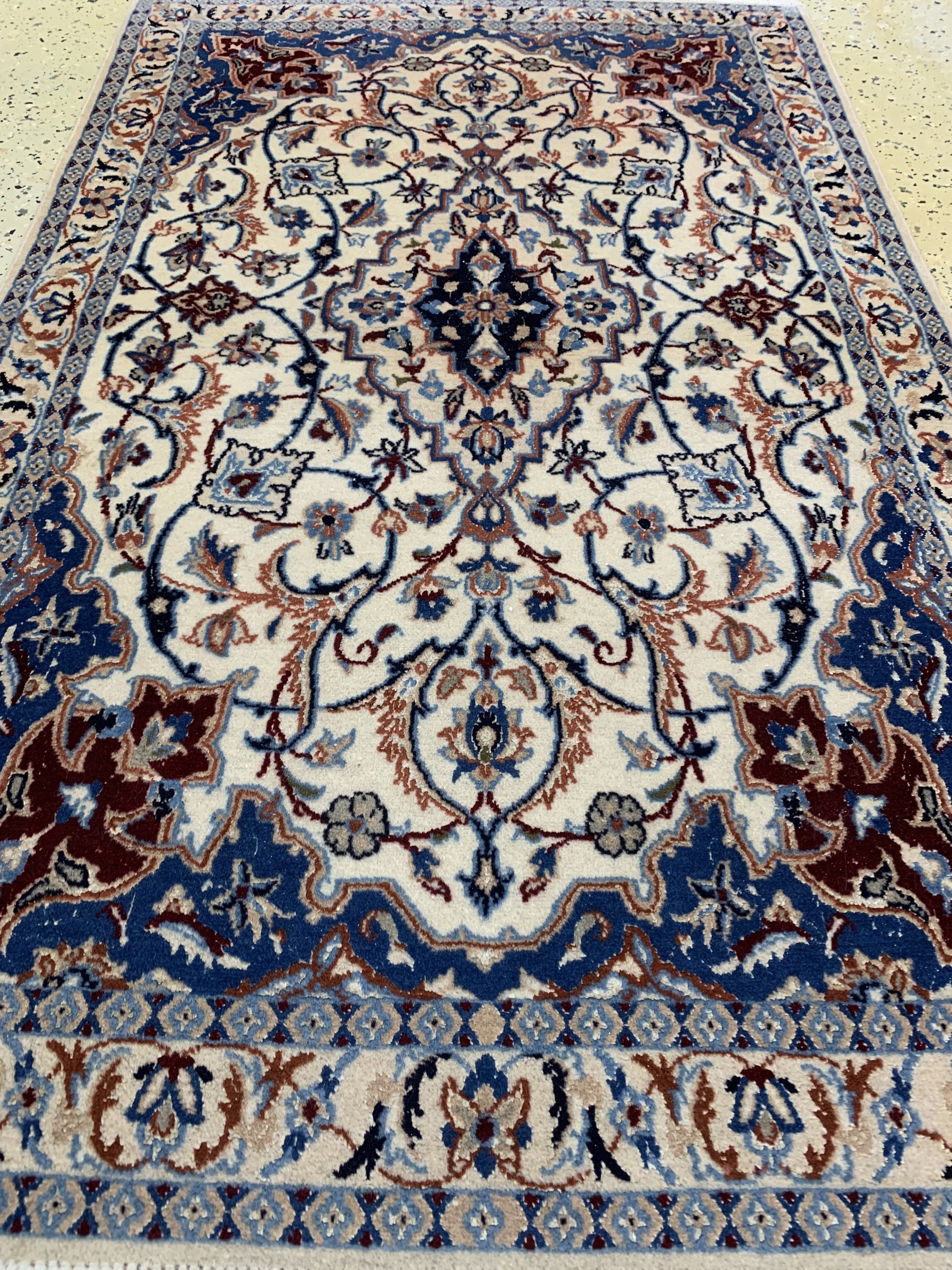 Detail c: Nain fein(9 La), Persien, ca. 50 Jahre, Korkwolle mit Seide, ca. 134 x 83 cm, EHZ: 2