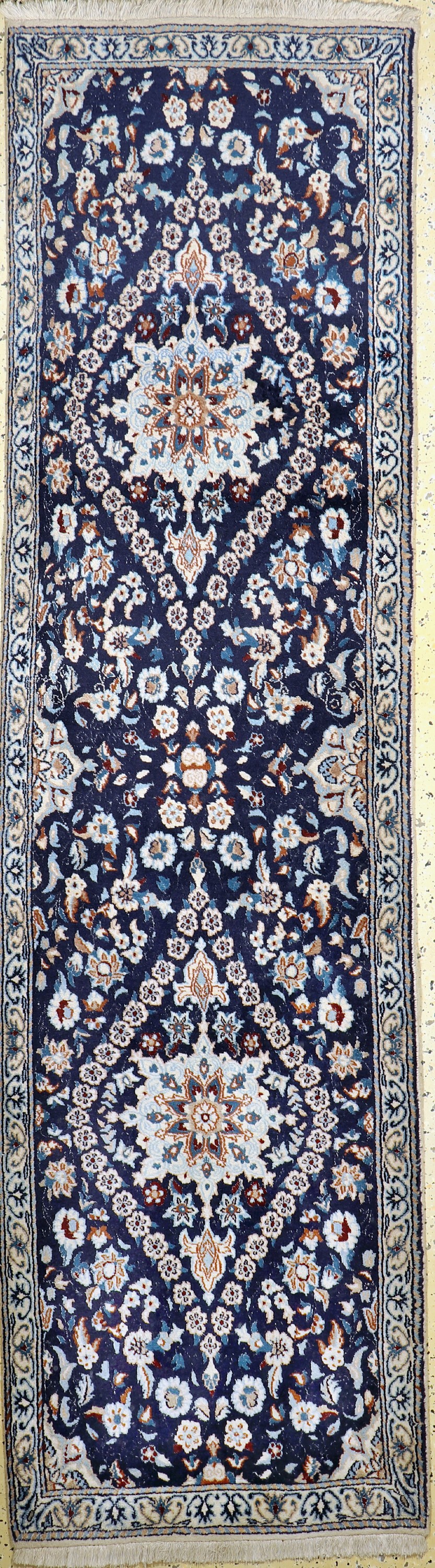 Nain, Persien, ca. 40 Jahre, Wolle auf Baumwolle, ca. 284 x 78 cm, EHZ: 2