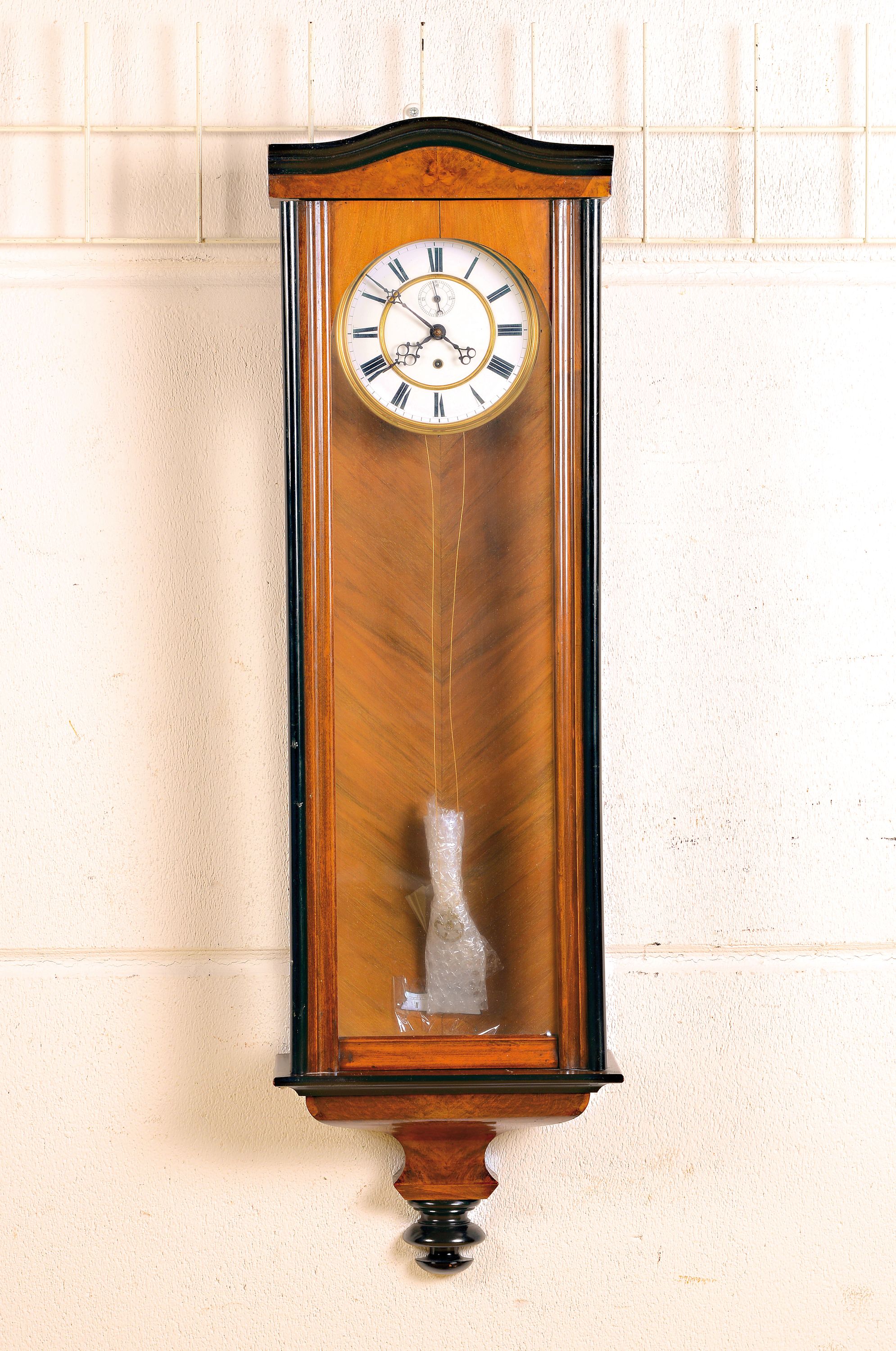 Wanduhr, eingewichtig, deutsch um 1870/80, elegantes Holzgehäuse, schwarz abgesetzt, dreiseitig verglast, Bekrönung fehlt, zweigeteiltes ...