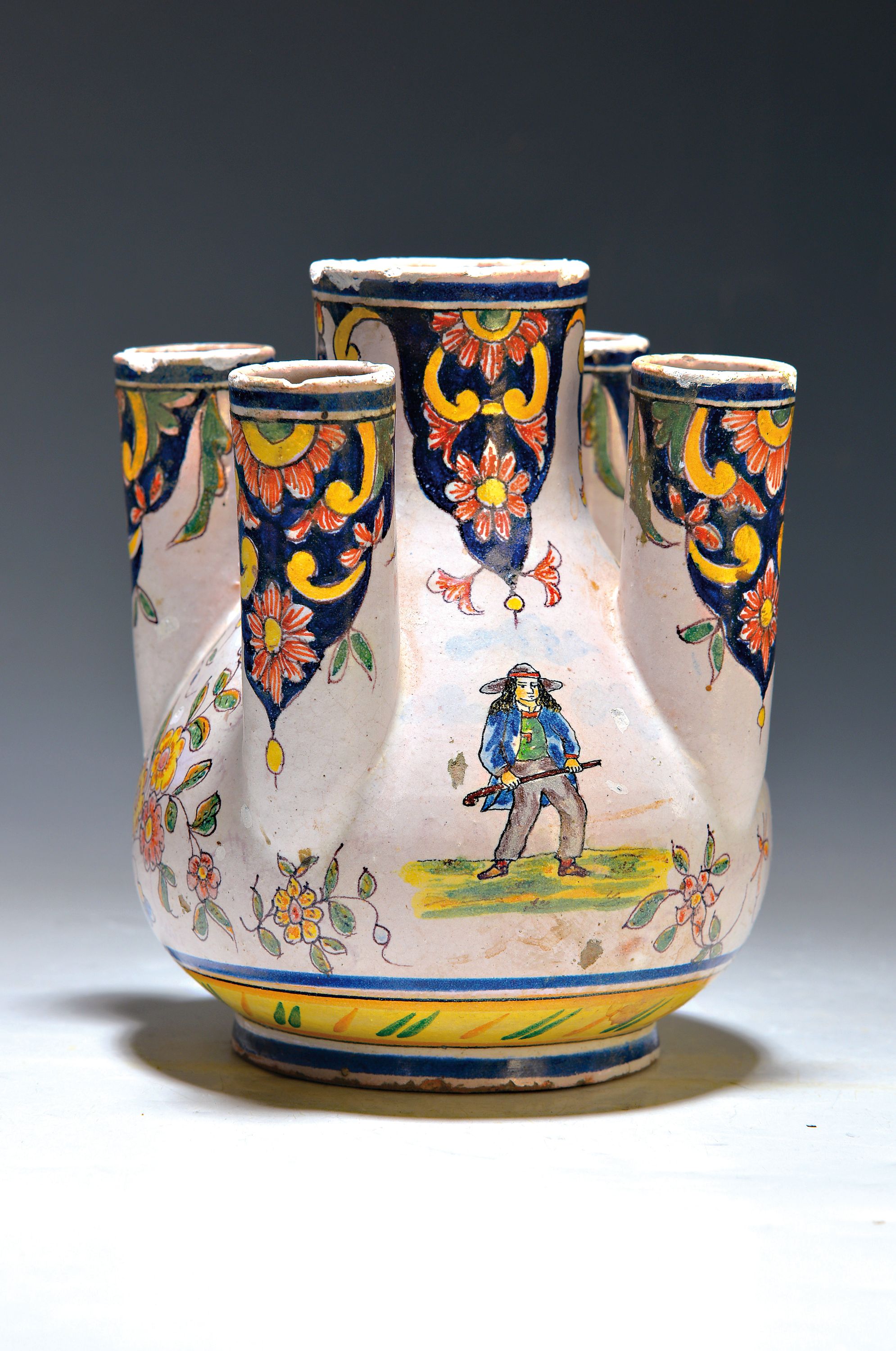 Seltene Tulpenvase, Rouen, Frankreich, 2. Hälfte 18.Jh., Fayence, rötlicher Scherben, polychrome Muffelfarben, Blumendekor, zweiseitige Darstellung ...