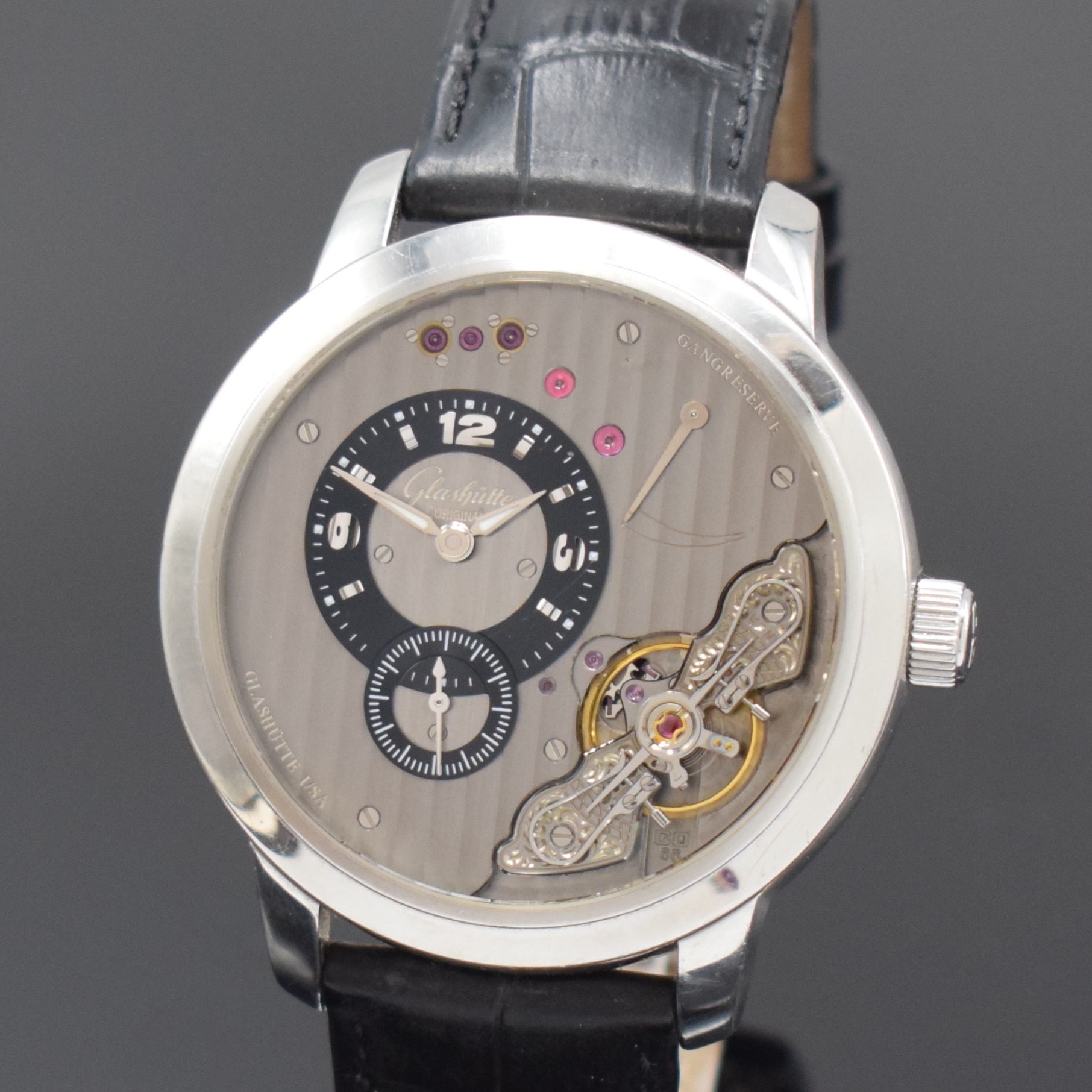 Detail a: GLASHÜTTE Original PanoInverse Herrenarmbanduhr in Stahl, Deutschland um 2020, Handaufzug, beids. vergl. Geh. inkl. neutr. Lederband m. orig. dopp. ...