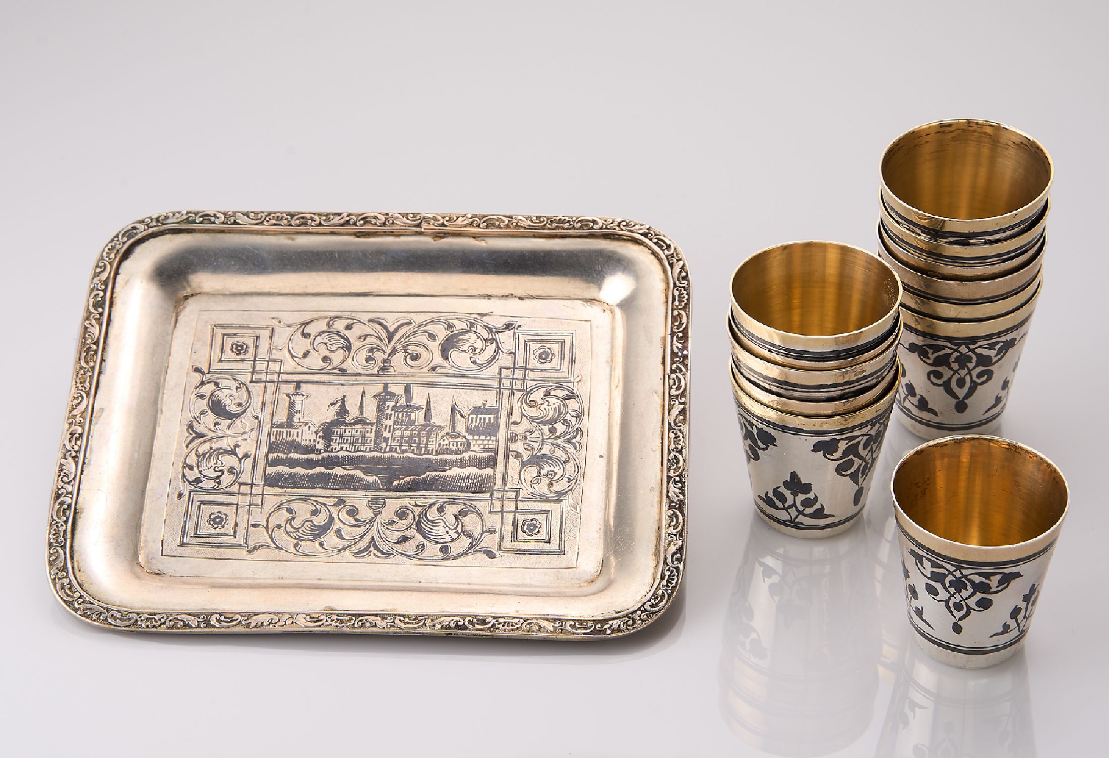 Set 12 Schnapsbecher mit Tablett, 875 Silber, Russland Moskau 1958-1991, Becher innen verg., außen mit floralem schwarzem Tula, H. ca. 4 cm, ...