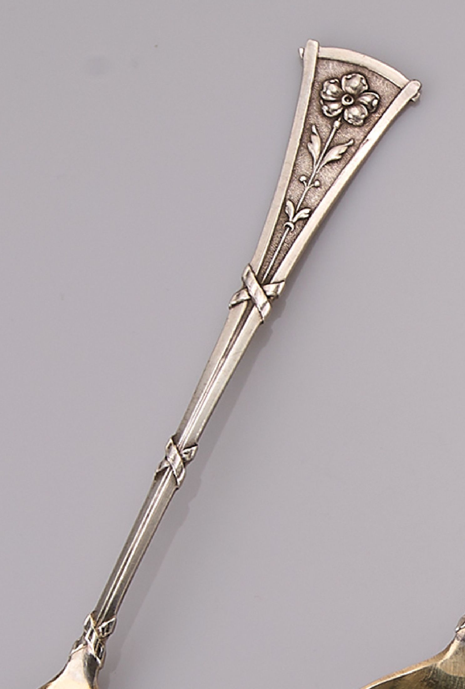 Detail a: 18 tlg. Eisbesteck, 800er Silber, deutsch 1895-1900, reiner Jugendstil, Griff mit Kreuzband und Blume, Laffen verg., 1 Vorlegelöffel und 17 kl. ...