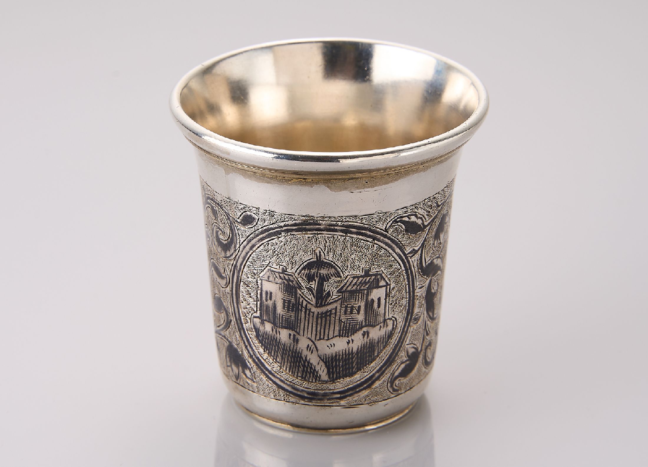 Wodkabecher, 84er Silber, Russland Moskau, wohl 1852-1896, Tula, umlaufendes Dekor grav. und punziert, floral, 2 kl. Stadtansichten, H.ca. 5 cm, D. ...