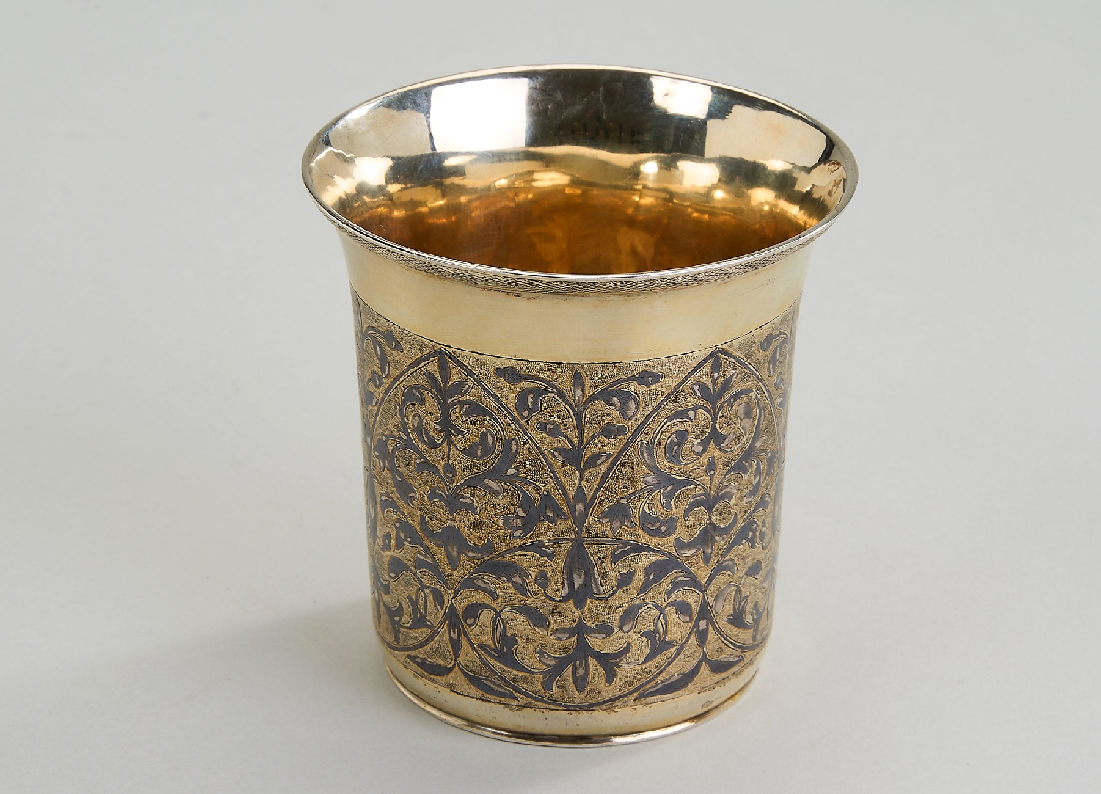 Großer Trinkbecher, 84er Silber, Russland Moskau 1842, vergoldet, umlaufend grav. und punziert, Tula, floral, H. ca. 9.5 cm, qualitätvolle Arbeit, ...