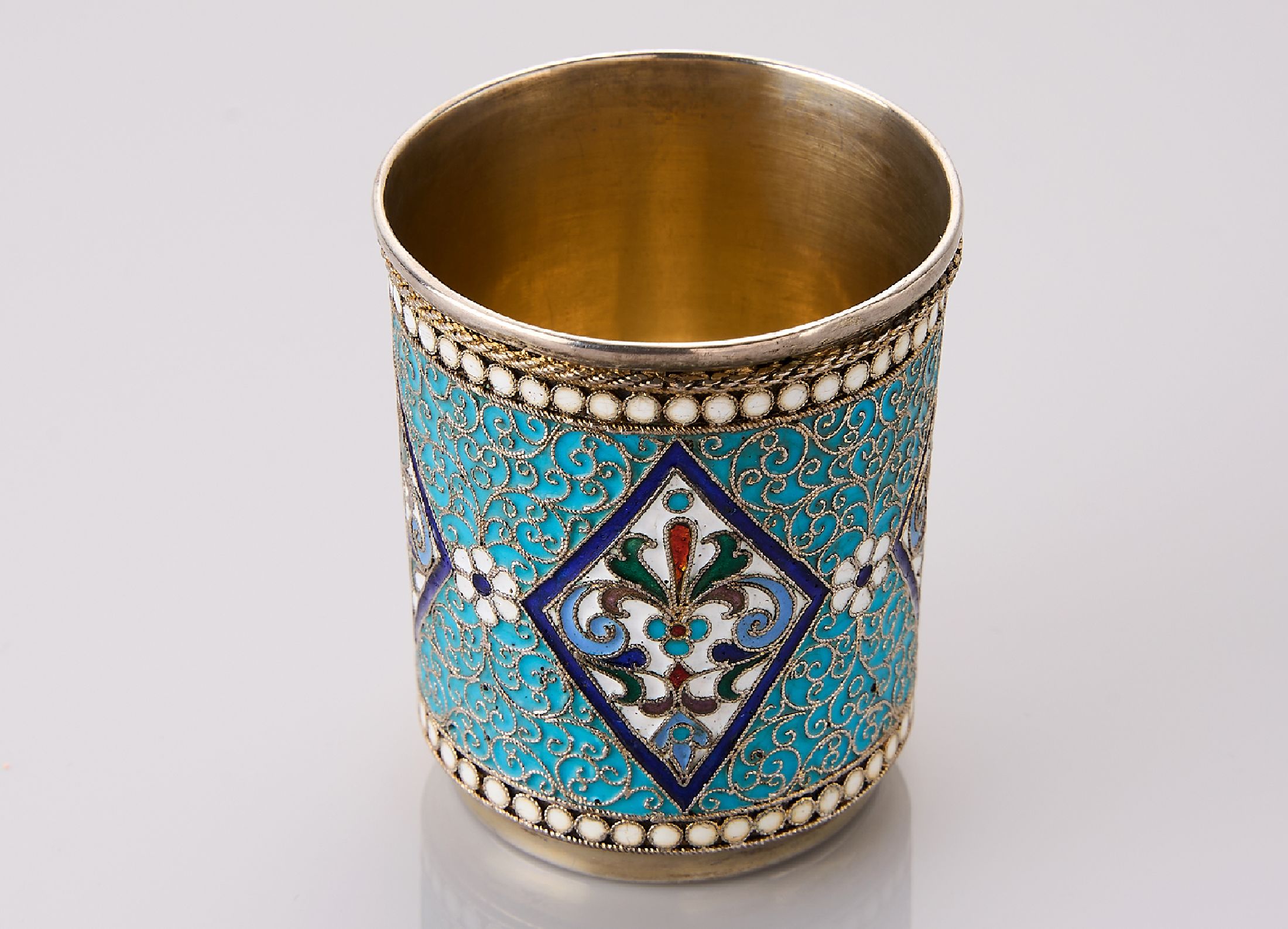 Wodkabecher mit Cloisonne-Email, 84er Silber, Russland 1890er Jahre, innen verg., umlaufendes Dekor in feiner Cloisonnetechnik, emailliert in ...
