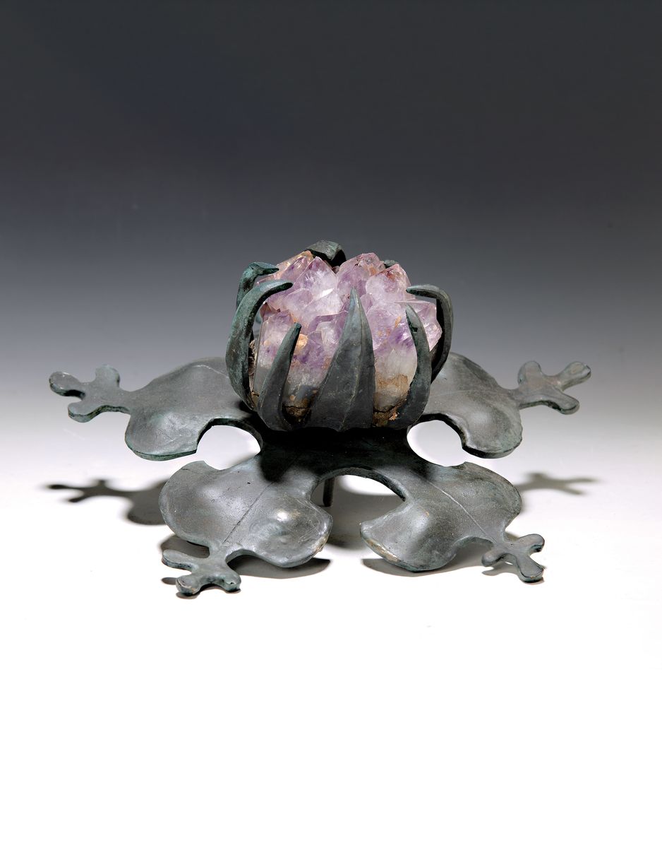 Gernot Rumpf, geb. 1941 Kaiserslautern, Bronze von 1967, stilisierte Blüte mit kleiner Amethystdruse, Gewindestab unten, H. ca. 12cm, D. ca. 30cm