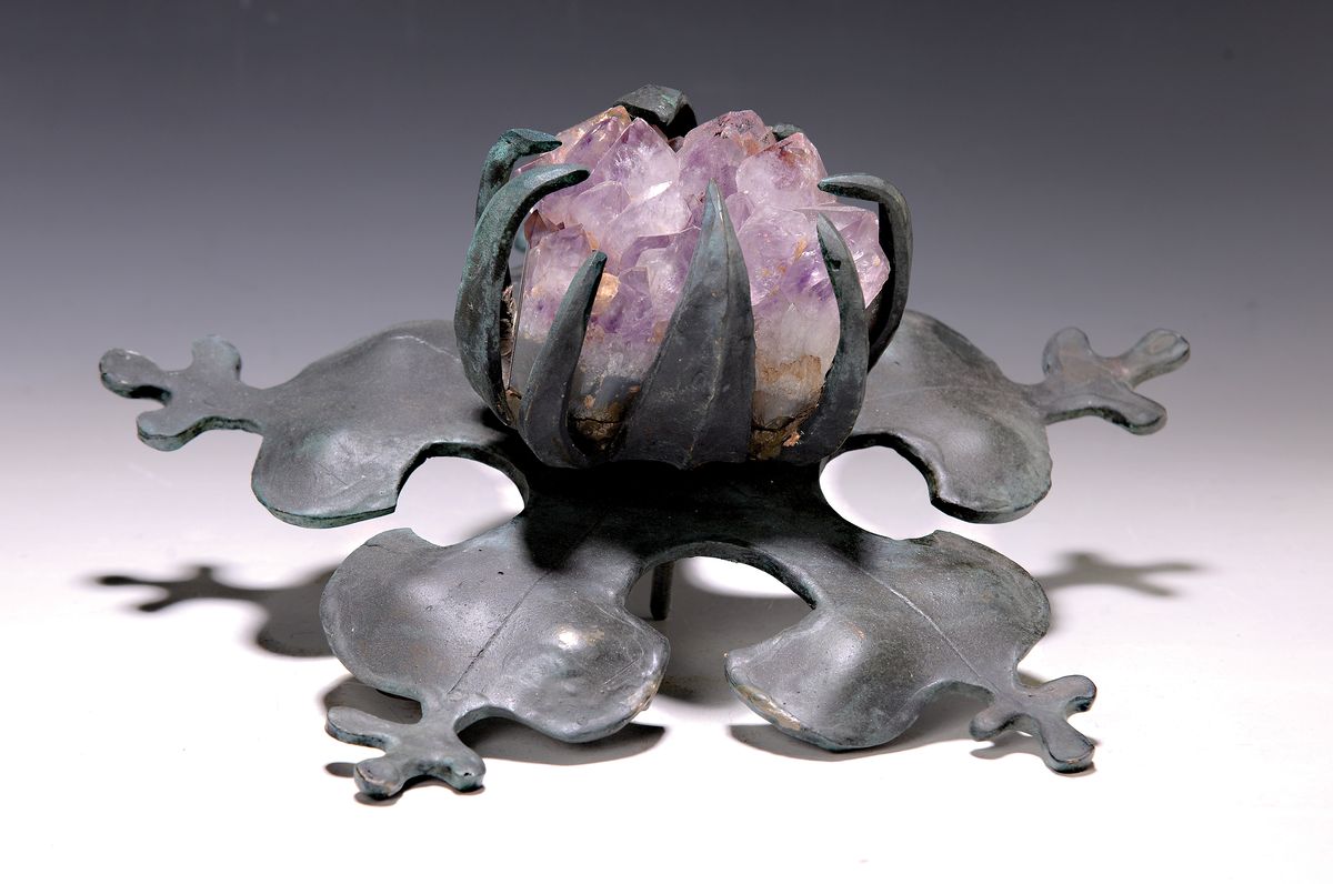 Detail k: Gernot Rumpf, geb. 1941 Kaiserslautern, Bronze von 1967, stilisierte Blüte mit kleiner Amethystdruse, Gewindestab unten, H. ca. 12cm, D. ca. 30cm