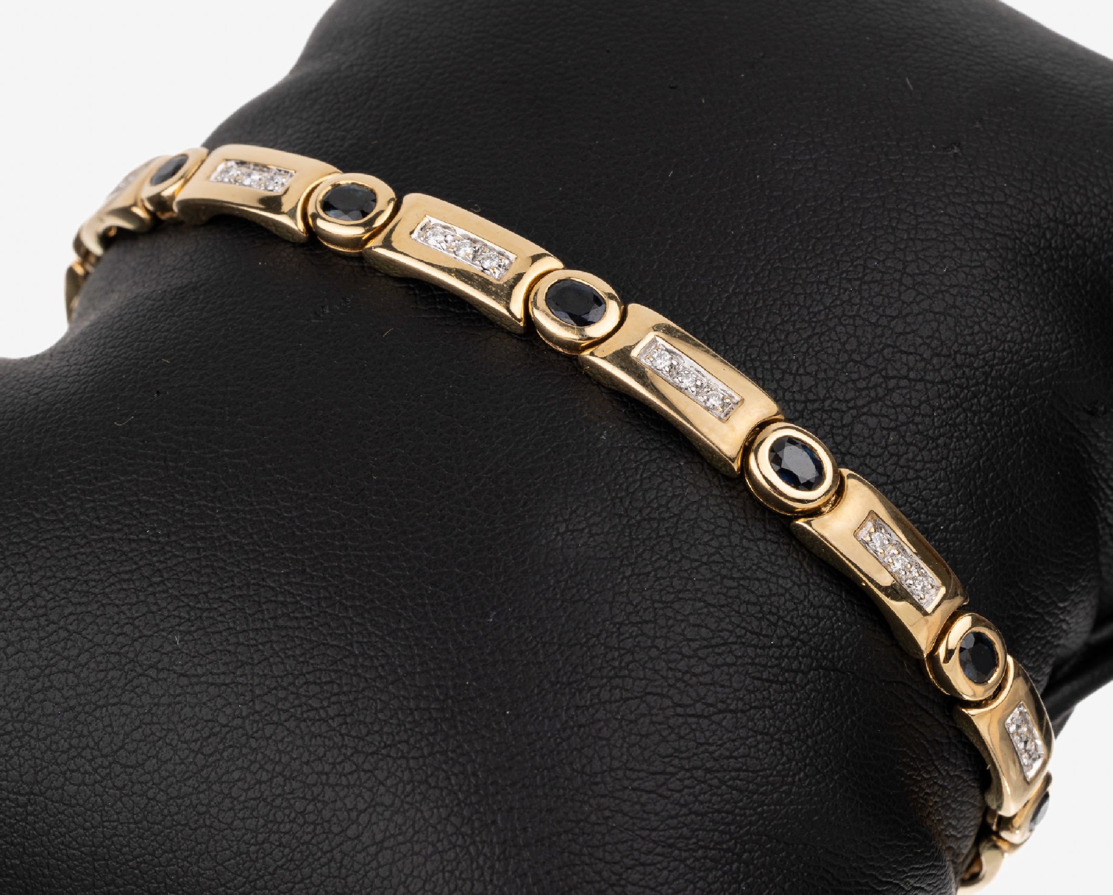 18 kt Gold Saphir-Diamant-Armband, GG 750/000 gepr., 10 ovalfacett. Saphire zus. ca. 1.60 ct, 30 Brillanten zus. ca. 0.15 ct feines Weiß-Weiß/si, ...