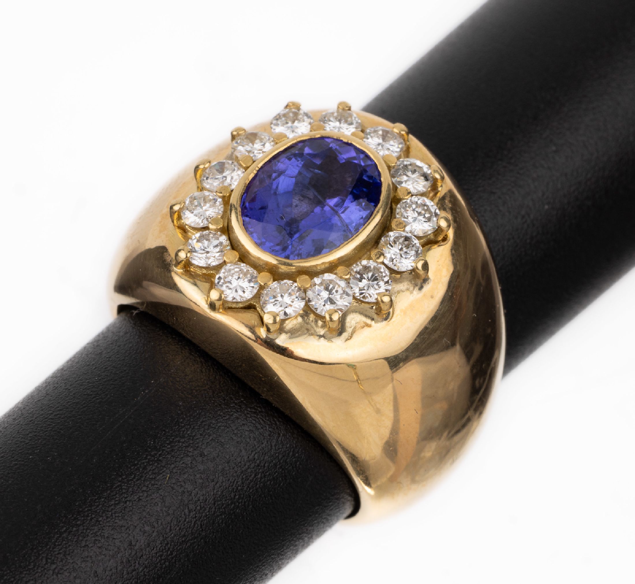 18 kt Gold Tansanit-Brillant-Ring, GG 750/000 gepr., schwere, massive Ausführung ca. 36.3 g, ovalfacett. Tansanit ca. 1.10 ct, 14 Brillanten zus. ...