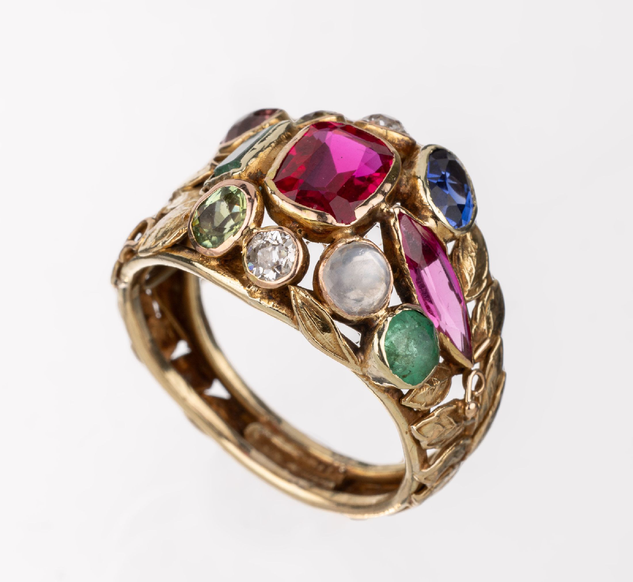 14 kt Gold Farbstein-Ring, GG 585/000, gepr., Ringschiene mit feinem Blattwerk z.T. einzeln verlötet, in der Art des sogen. Gemüseringes bes. mit: ...