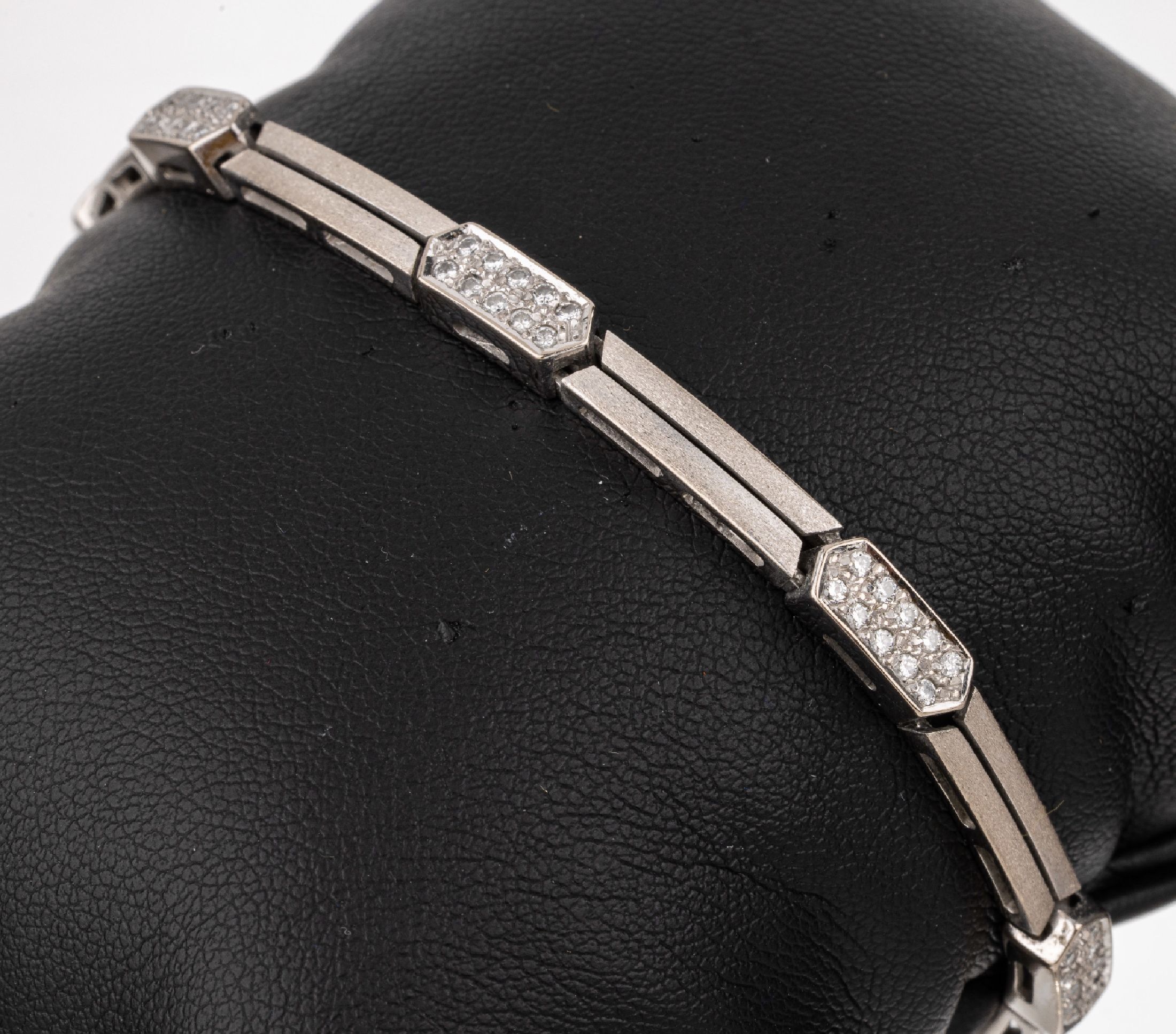 18 kt Gold Brillant-Armband, WG 750/000, teilmatt., 70 Brillanten zus. ca. 0.70 ct Weiß/si, ca. 19.6 g, L. ca. 18 cm, Kastenschloss mit 2 ...