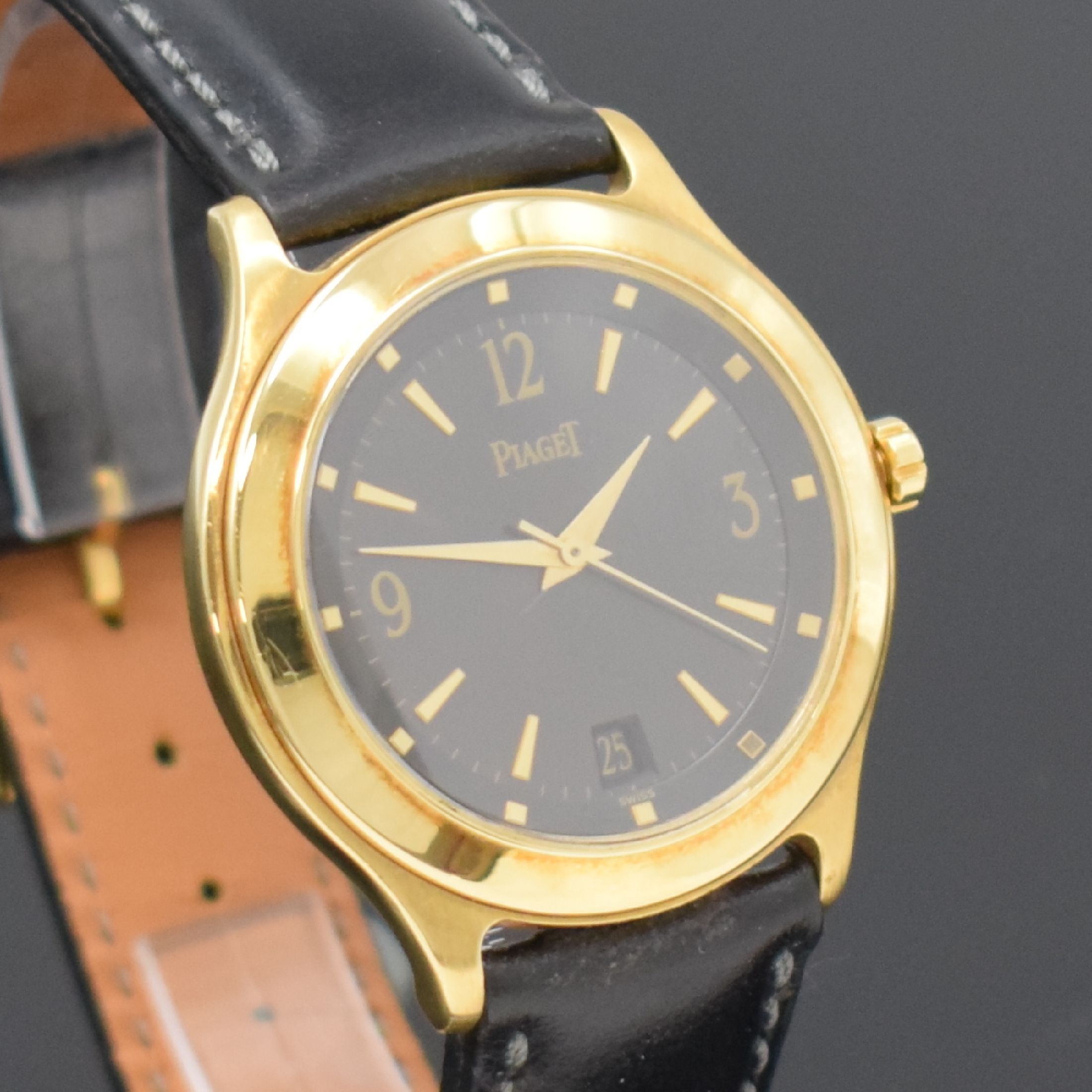 Detail d: PIAGET Citea Armbanduhr in GG 750/000 Referenz 26001, Schweiz um 2000, Automatik, Boden 6-fach verschr., schwarzes Zifferbl. m. gold. Std.-Ind. u. ...
