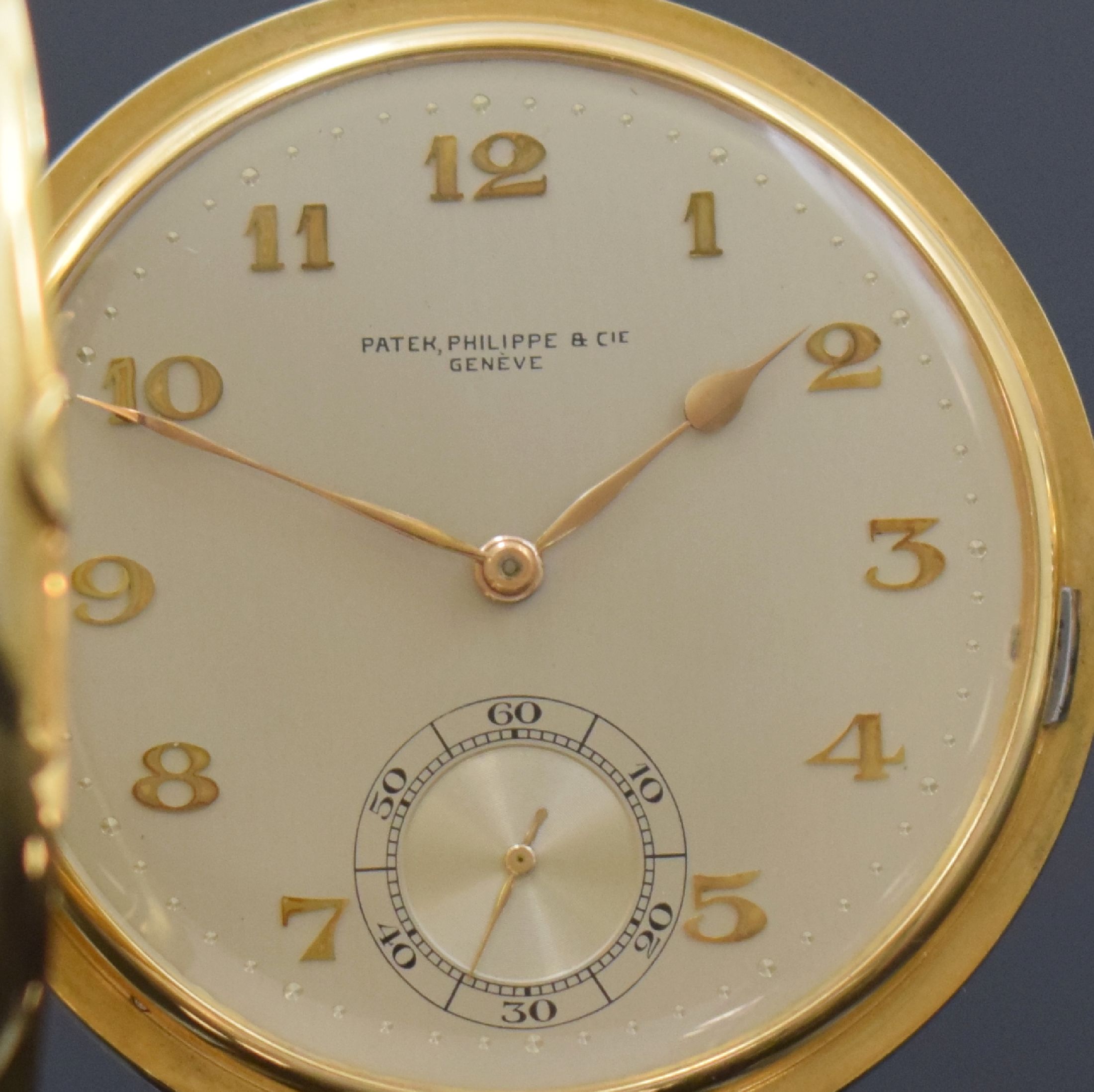 Detail a: PATEK PHILIPPE Savonette in GG 750/000, Schweiz für den russischen Markt um 1915, streifen-guill. 3-Deckel-Goldgeh., a-goutte Schlüsse, späteres ...