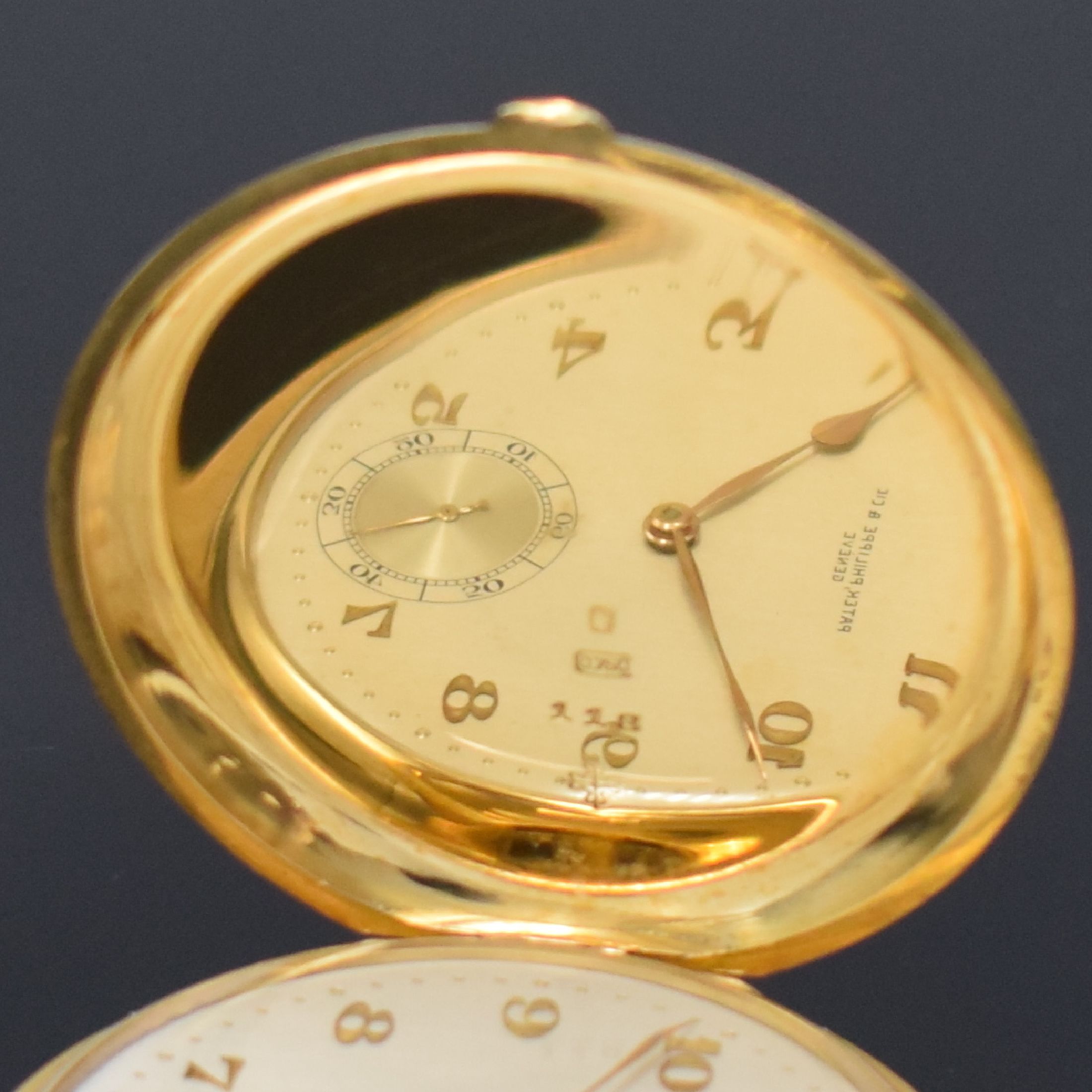 Detail c: PATEK PHILIPPE Savonette in GG 750/000, Schweiz für den russischen Markt um 1915, streifen-guill. 3-Deckel-Goldgeh., a-goutte Schlüsse, späteres ...