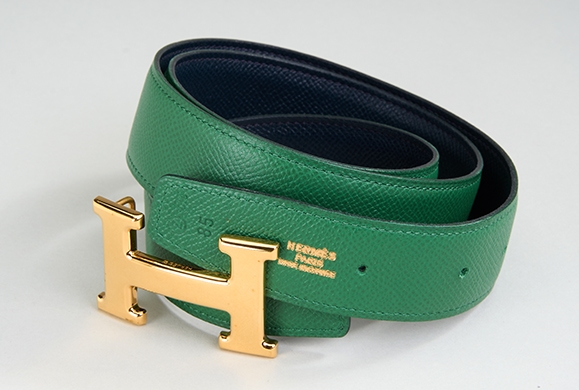 HERMES Wendegürtel grünes bzw. dunkelblaues genarbtes Leder, Gr. 85, vergoldete H- Schnalle, orig. HERMES Box, min. Trage- bzw. Lagerspuren