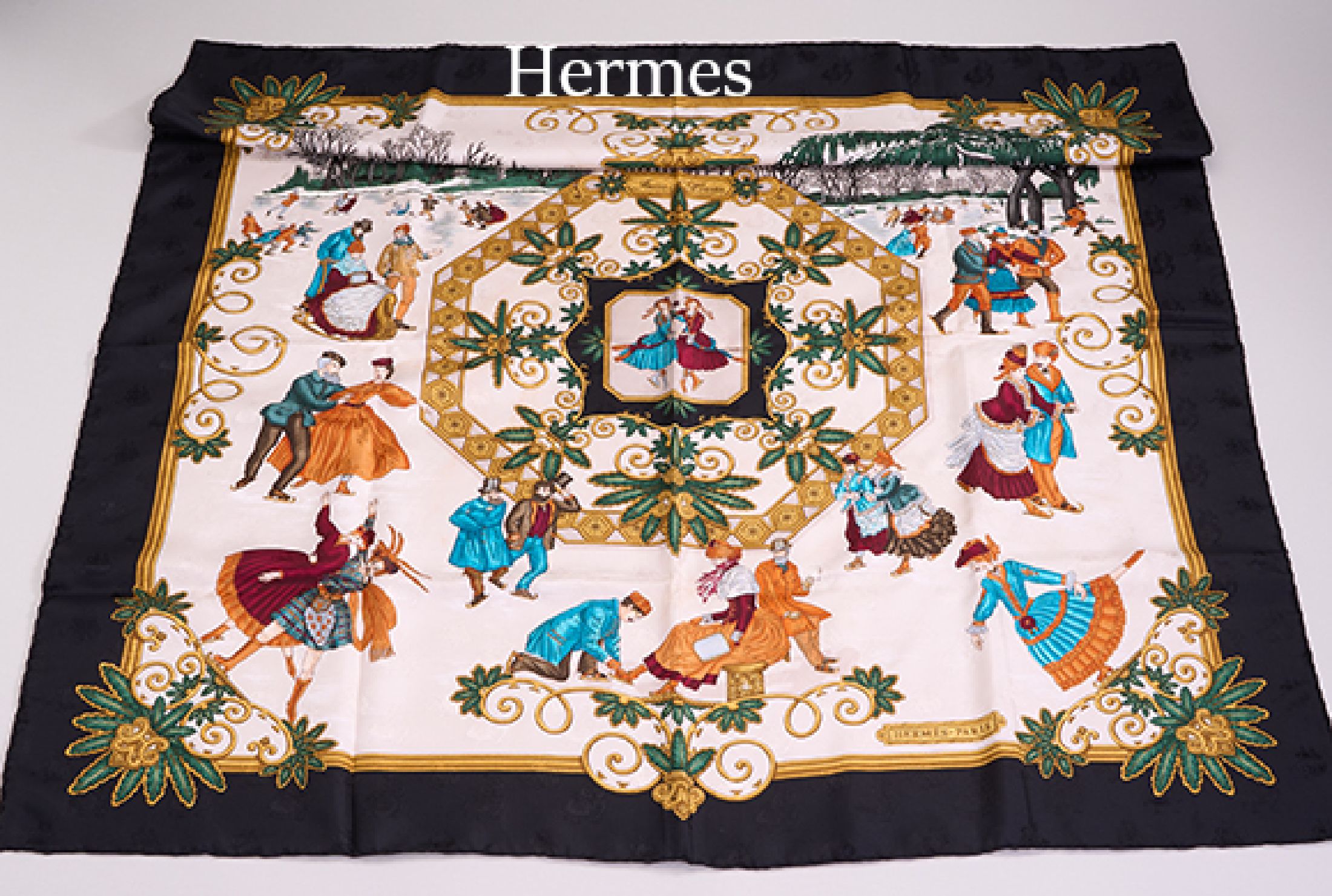 Hermes Seiden Carree JOIES d'Hiver, Grund cremefarb. mit altertümlichen Winter- sportmotiven, schwarzer Rahmen, Rand handrolliert, ohne ...