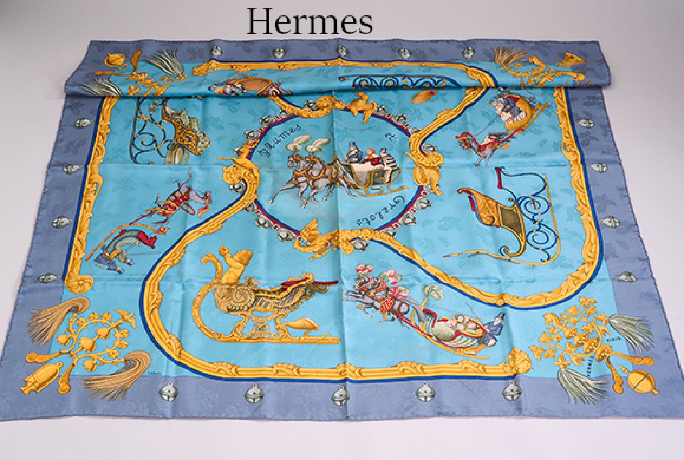 HERMES Seiden Carree Plumes et Grelots, Paris 1995, Design J. Abadie, türkisfarbener Grund mit altertümlichen Winterschlitten- Motiven mit Pferden ...