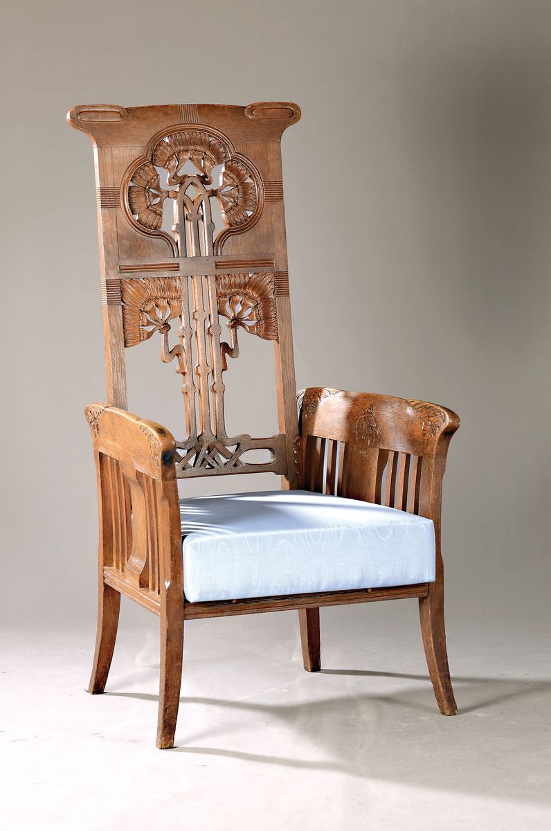 Monumentaler Jugendstil-Sessel, um 1900, Eiche massiv geschnitzt, Polsterung und Bezugsstoff erneuert, schöne Patina, ca. 138 x 73 cm, Sh. ca. 46 ...