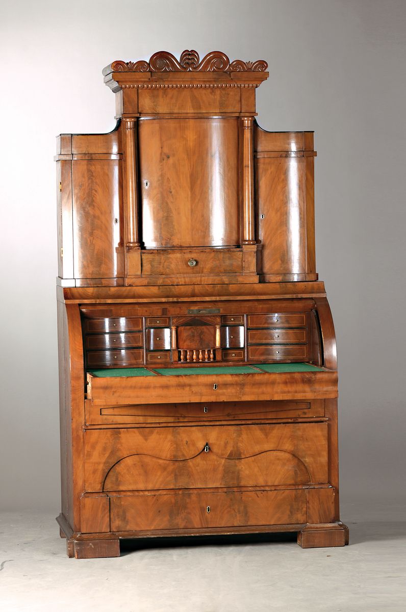 Zylinder-Schreibsekretär, Biedermeier, norddeutsch, um 1820, Mahagonifurnier, dreischübiges Kommodenunterteil mit Sekretärfach und herausziehbare ...
