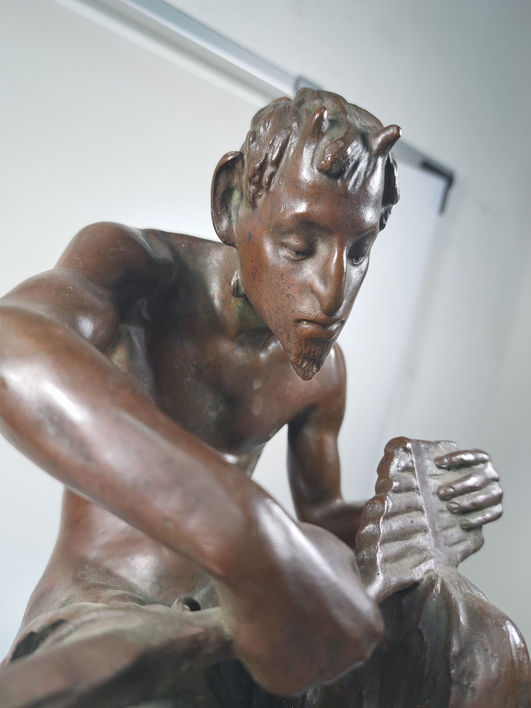 Detail c: Monogrammist EW, Bronzeplastik, braun patiniert, auf einem Fels sitzender Faun, rückseitig monogrammiert und bezeichnet "EW Roma (18)83", ...