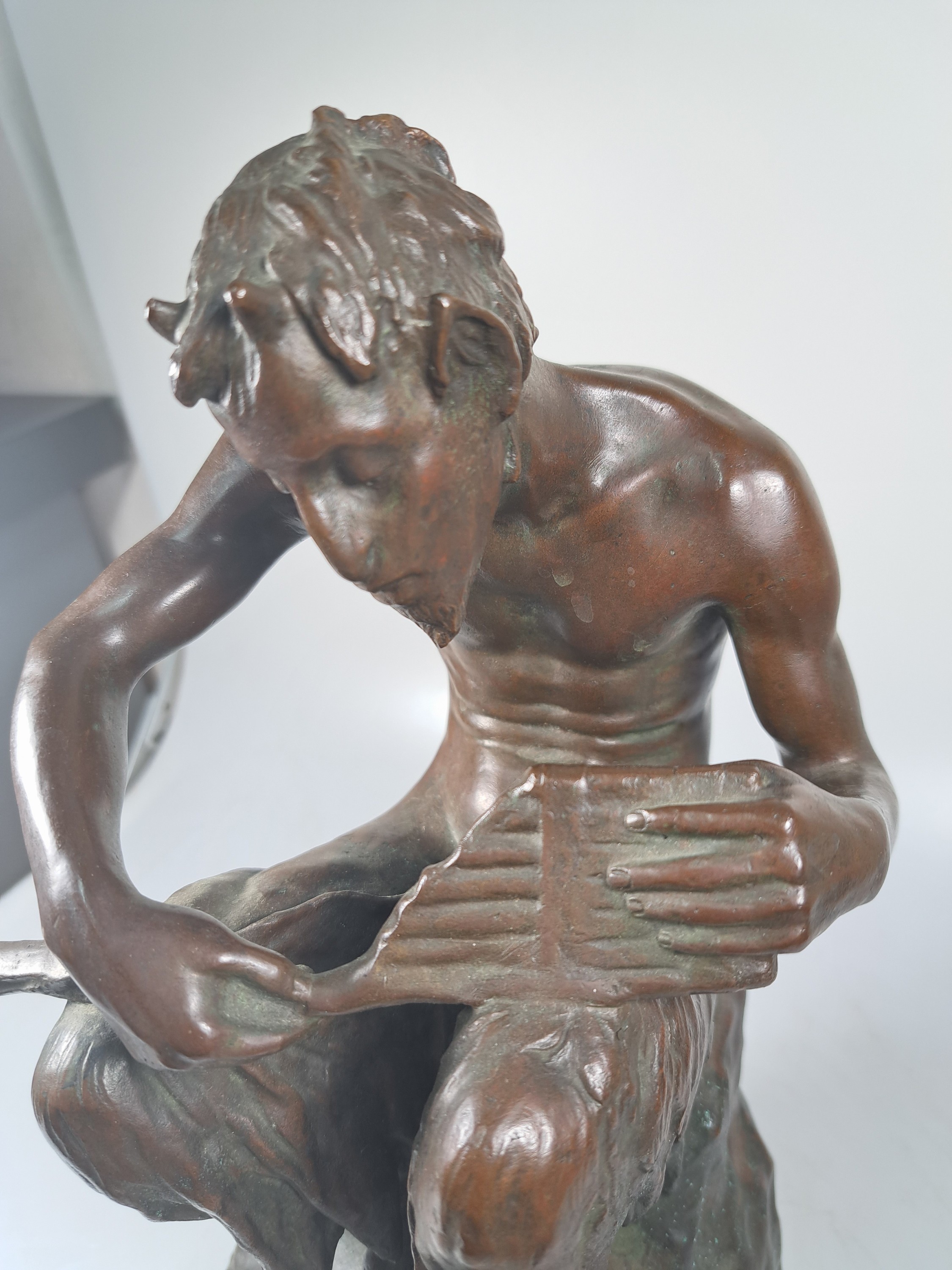 Detail d: Monogrammist EW, Bronzeplastik, braun patiniert, auf einem Fels sitzender Faun, rückseitig monogrammiert und bezeichnet "EW Roma (18)83", ...
