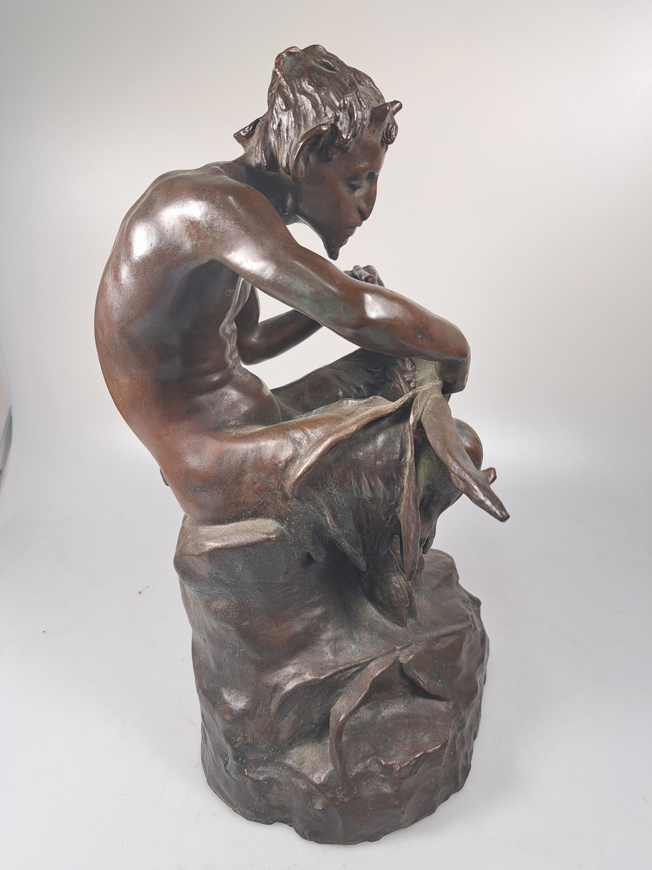 Detail i: Monogrammist EW, Bronzeplastik, braun patiniert, auf einem Fels sitzender Faun, rückseitig monogrammiert und bezeichnet "EW Roma (18)83", ...