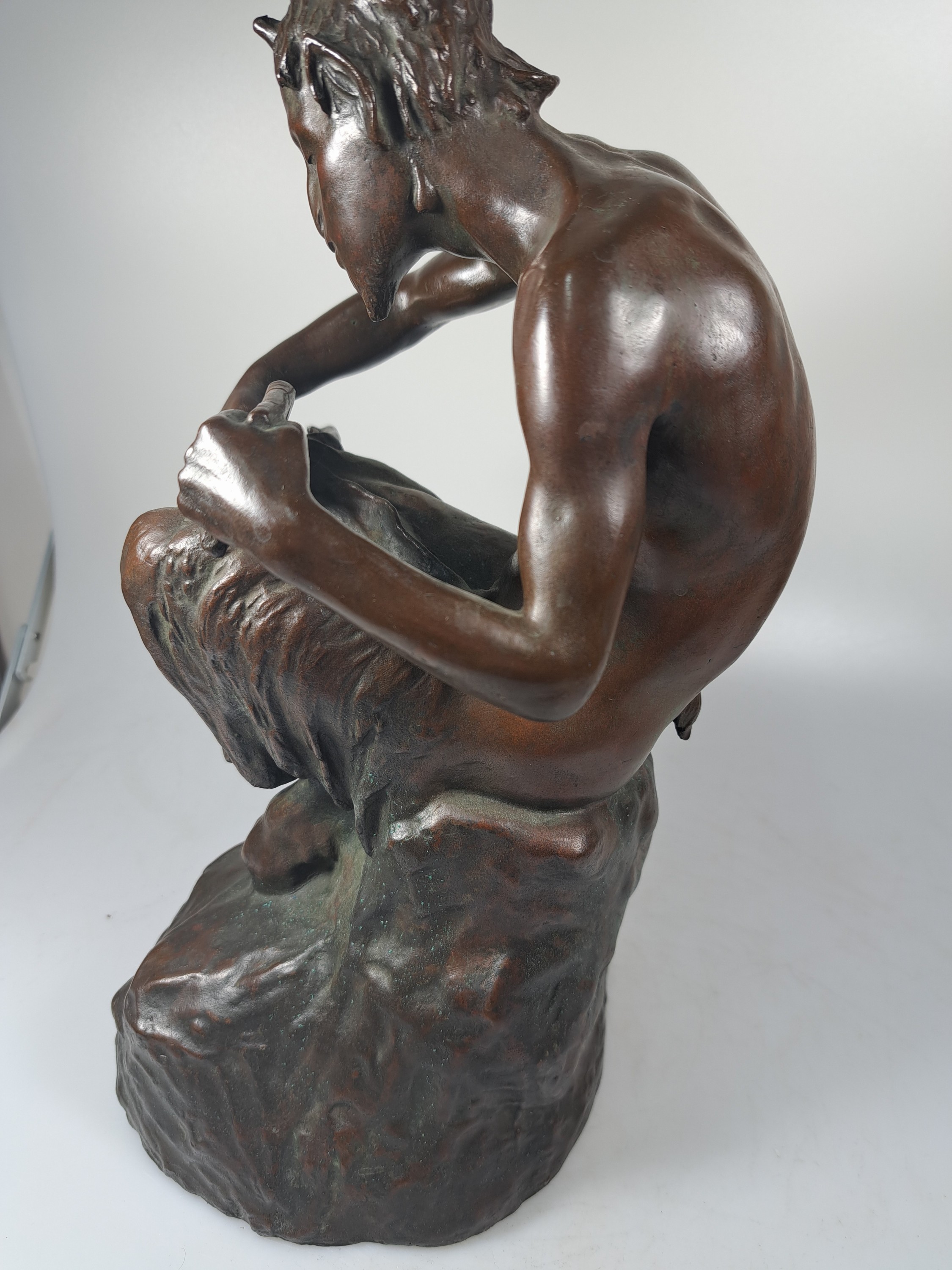 Detail l: Monogrammist EW, Bronzeplastik, braun patiniert, auf einem Fels sitzender Faun, rückseitig monogrammiert und bezeichnet "EW Roma (18)83", ...