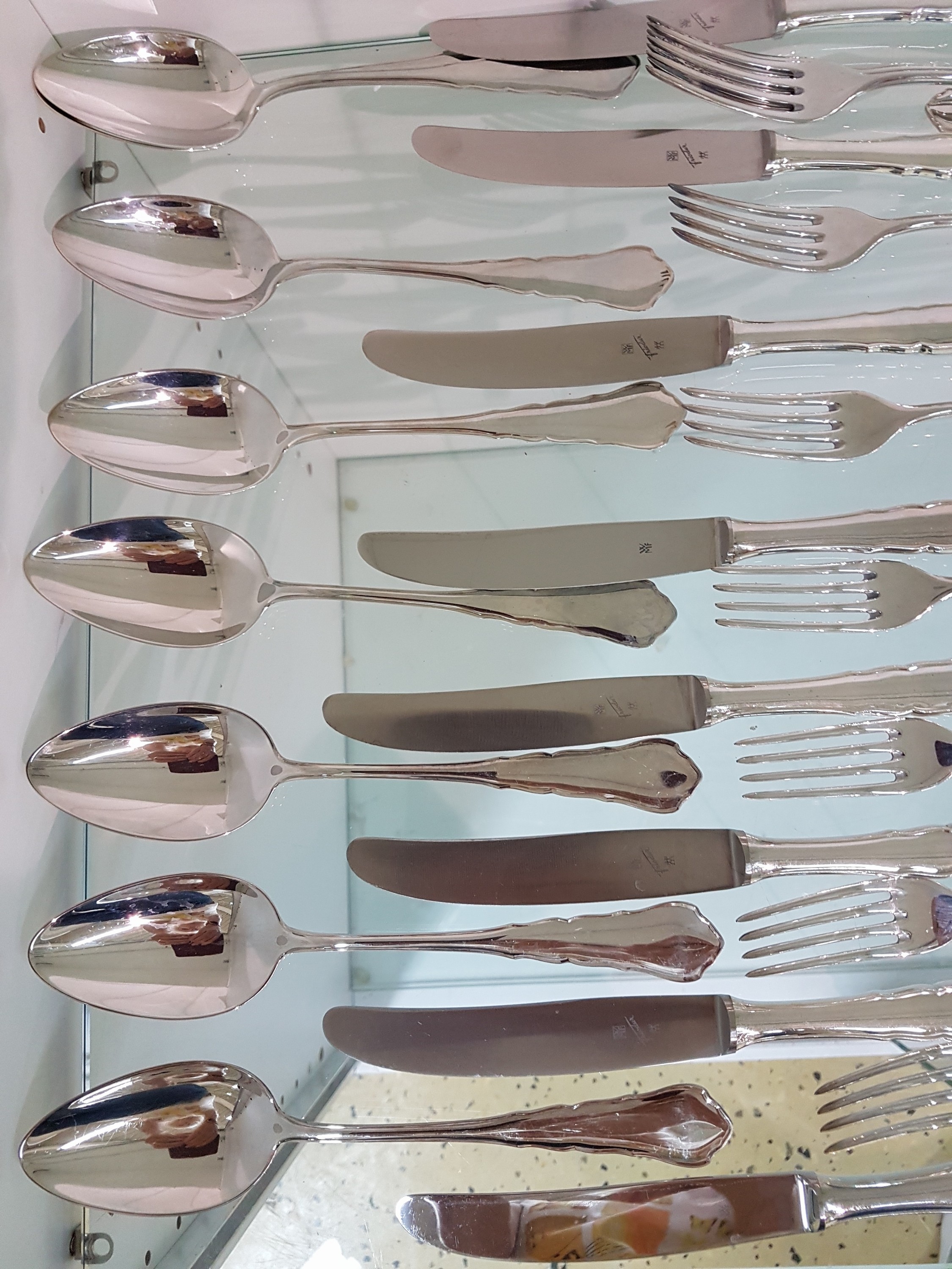 Detail a: Speisebesteck für 8 Personen, deutsch, WMF, 800er Silber, Barockstil, 8 Messer, 8 Gabeln, 8 Löffel, 8 runde Löffel, 8 Vorspeisenmesser, 8 ...